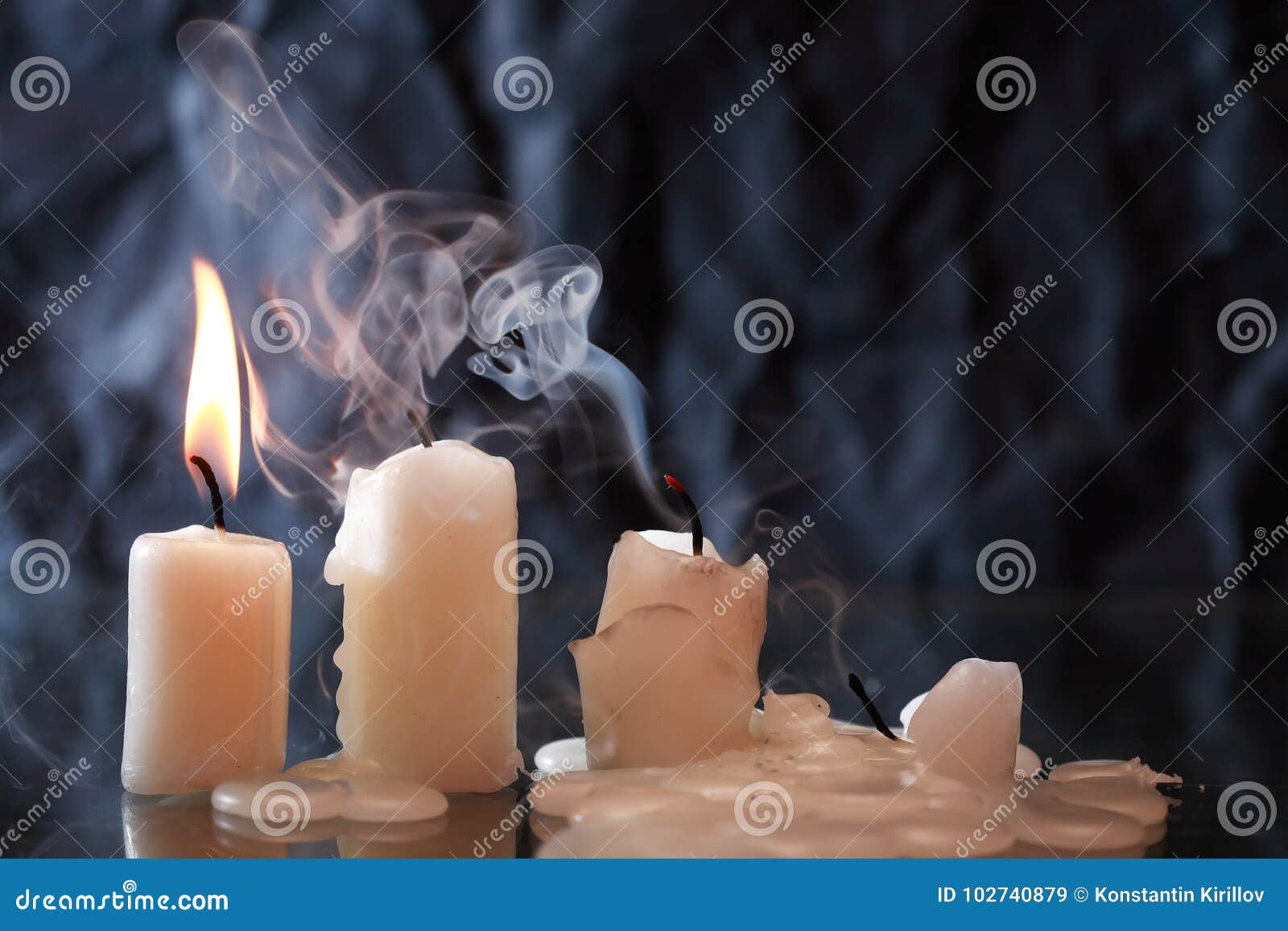 Горящая свеча гаснет в закрытой пробкой. Огарок свечи. Свеча потухла. Оплывшая свеча. Плавление воска для свечей.