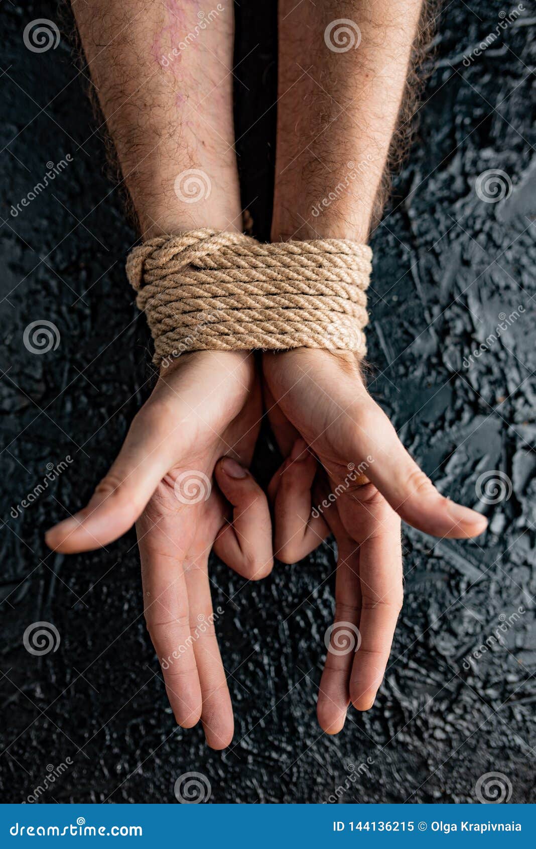 Связать руки мужику. Связанные мужские руки. Связать руки мужчине. Связанная мужская рука картинки. Как связать руки мужчине.