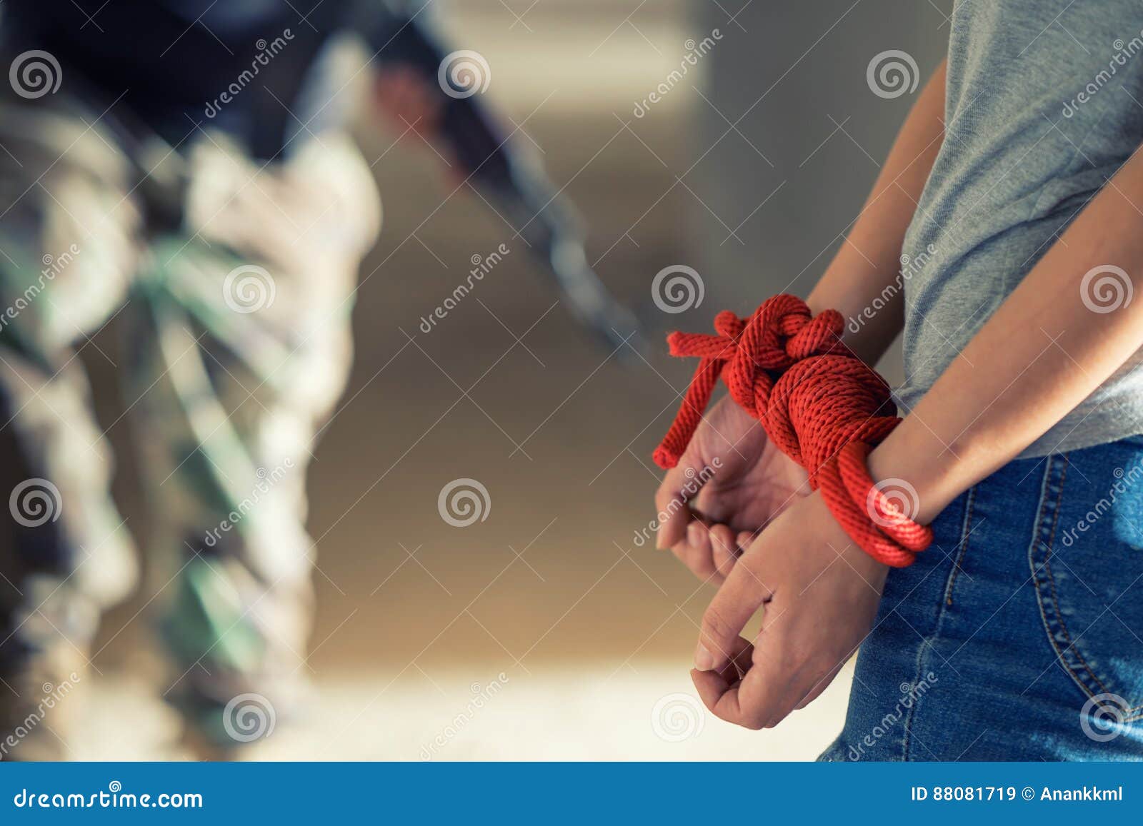Связать руки мужику. Связанные руки веревкой. Борьба со Связыванием. Связанные руки девушки.