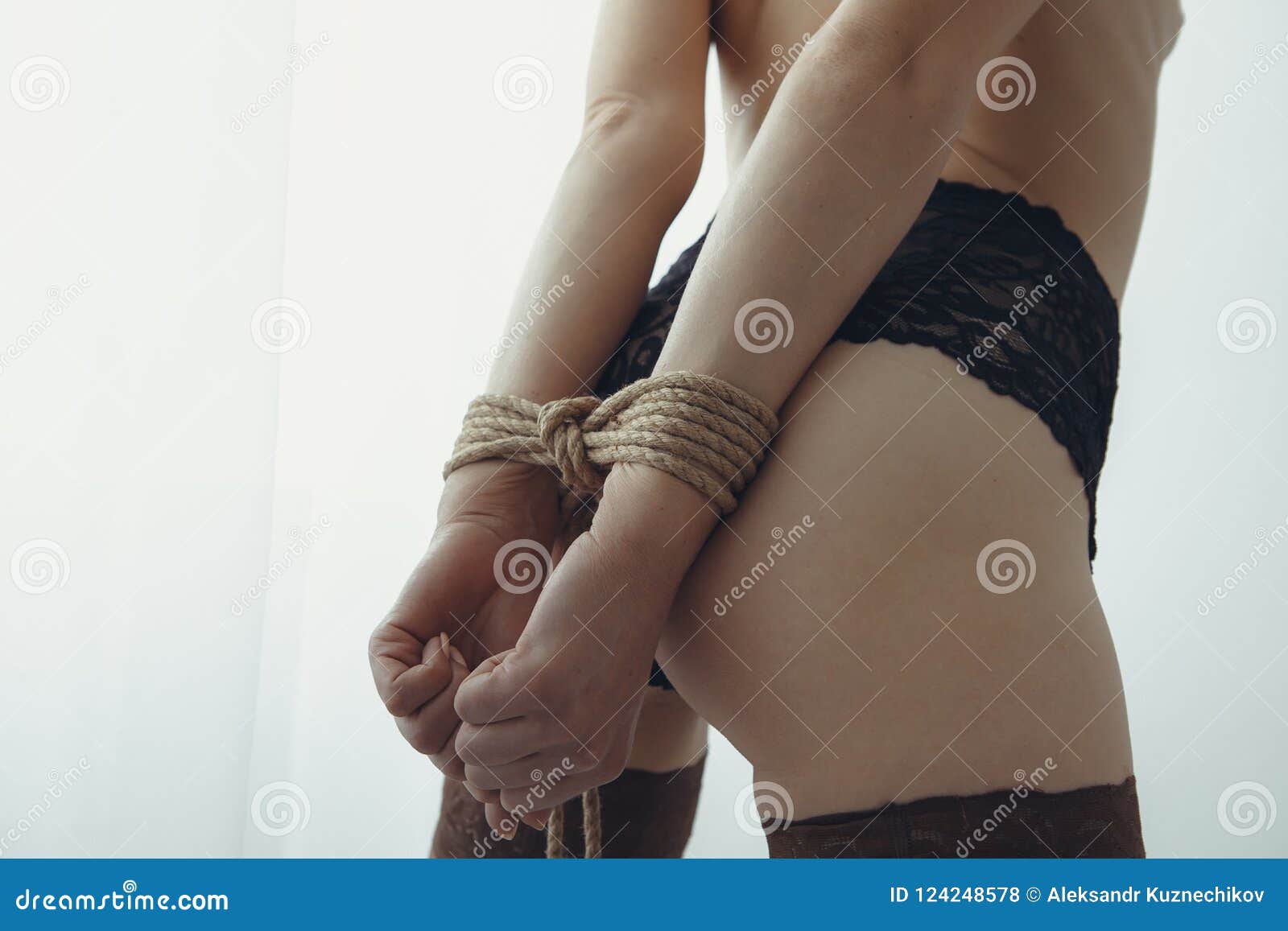 Связанные руки с веревочкой БДСМ Стоковое Фото - изображение насчитывающей связанной, девушка: 124248578