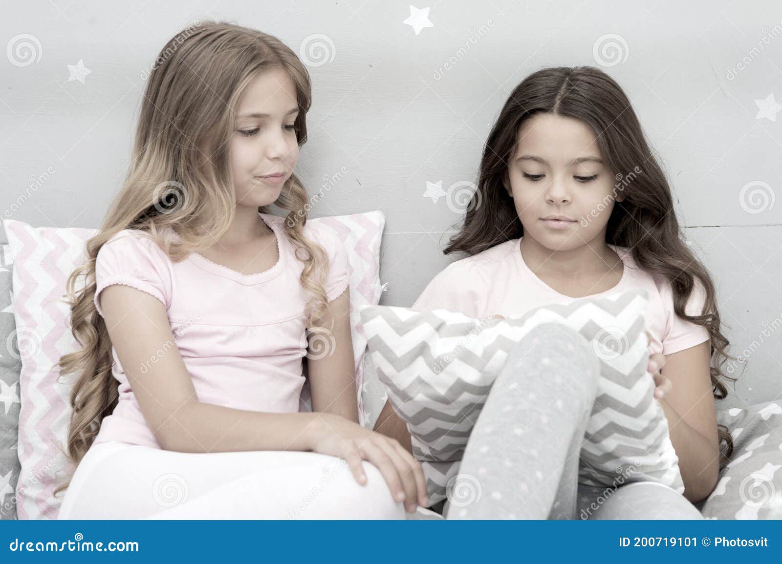 Сестра лижет сестре с разговорами