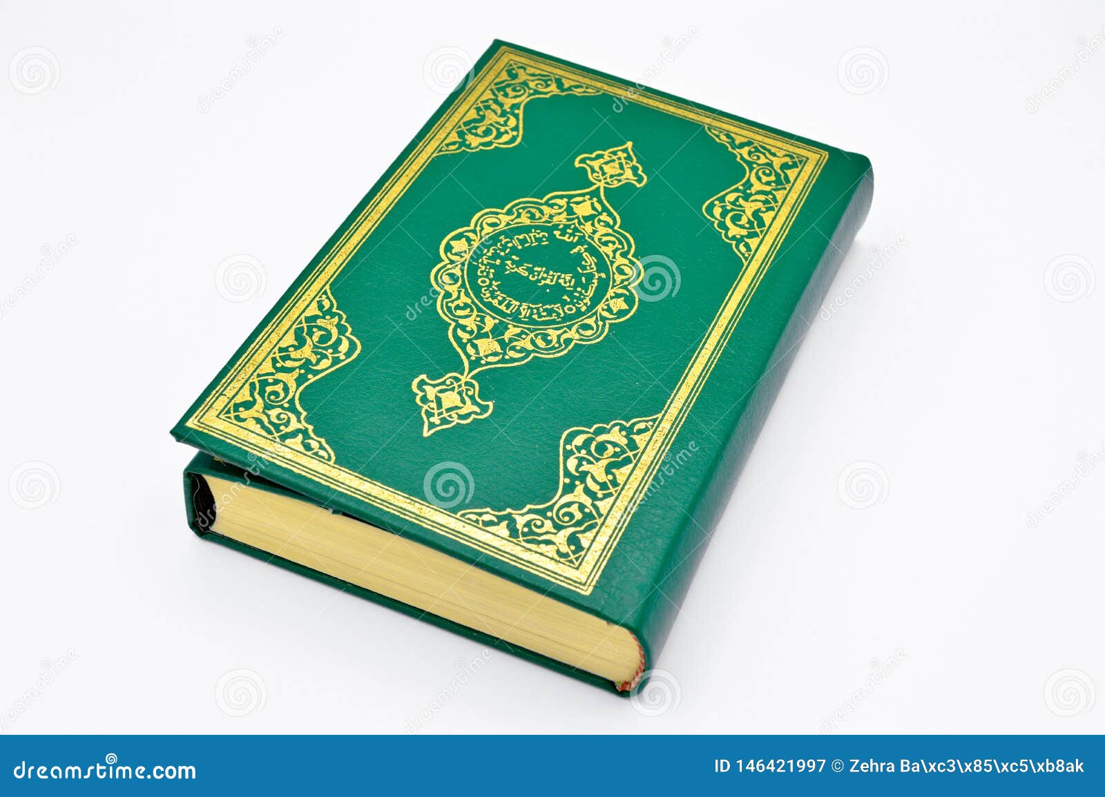 Книга мусульман 5. Коран (зеленый). Зеленая книжка для мусульман. Коран салатовый. Коран зеленая книга.