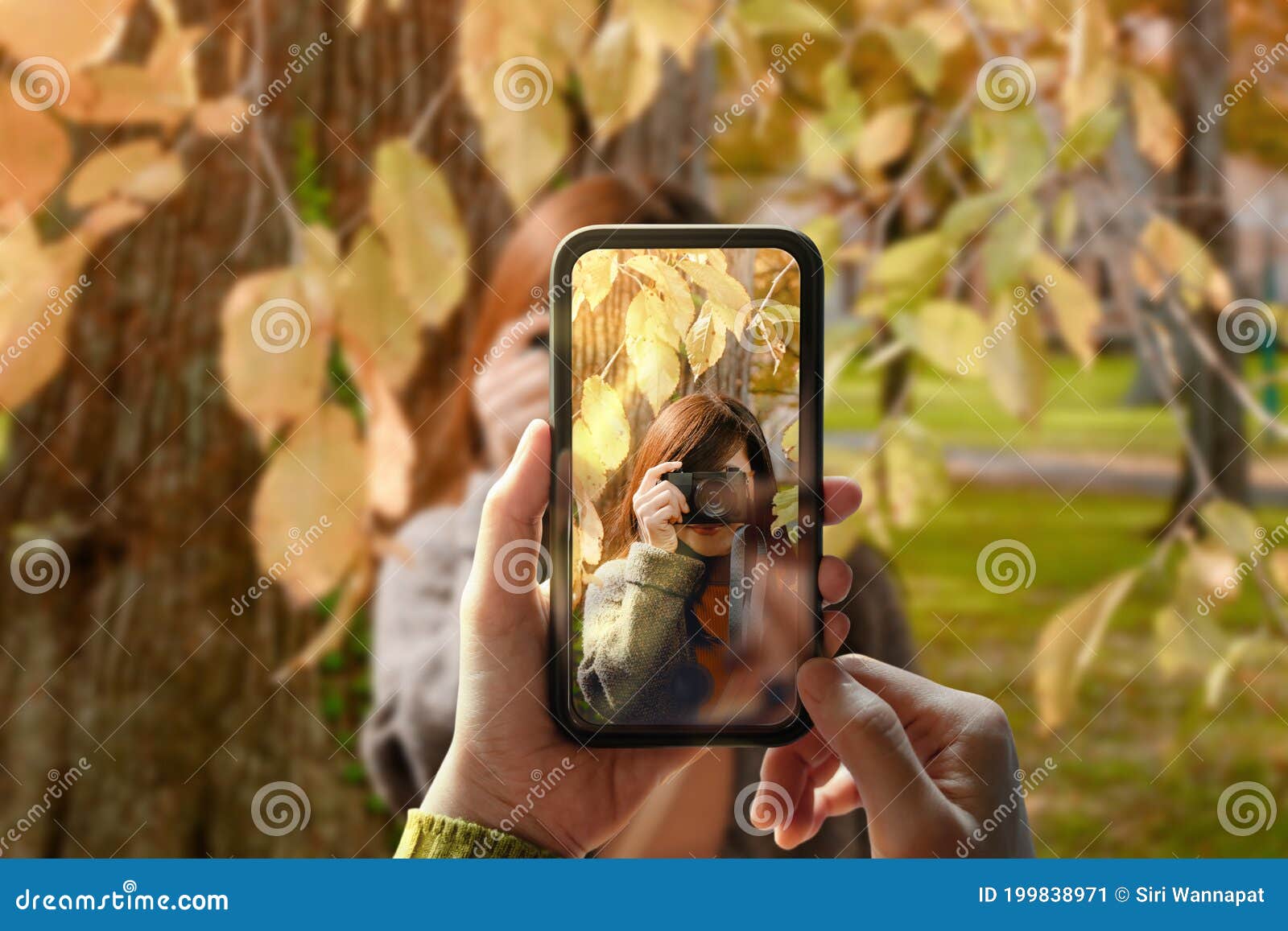Сделать фотографию через смартфон Молодой человек с помощью мобильного  телефона к принятию фотография для друга под открытым небо Стоковое  Изображение - изображение насчитывающей всход, момент: 199838971