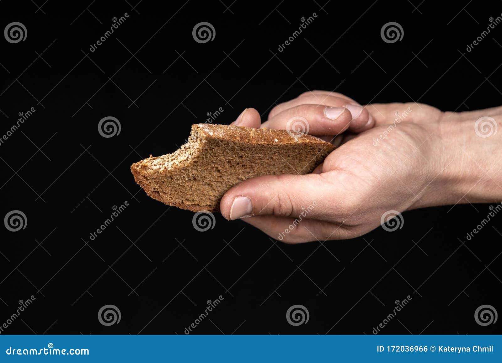 Хлеб в руке