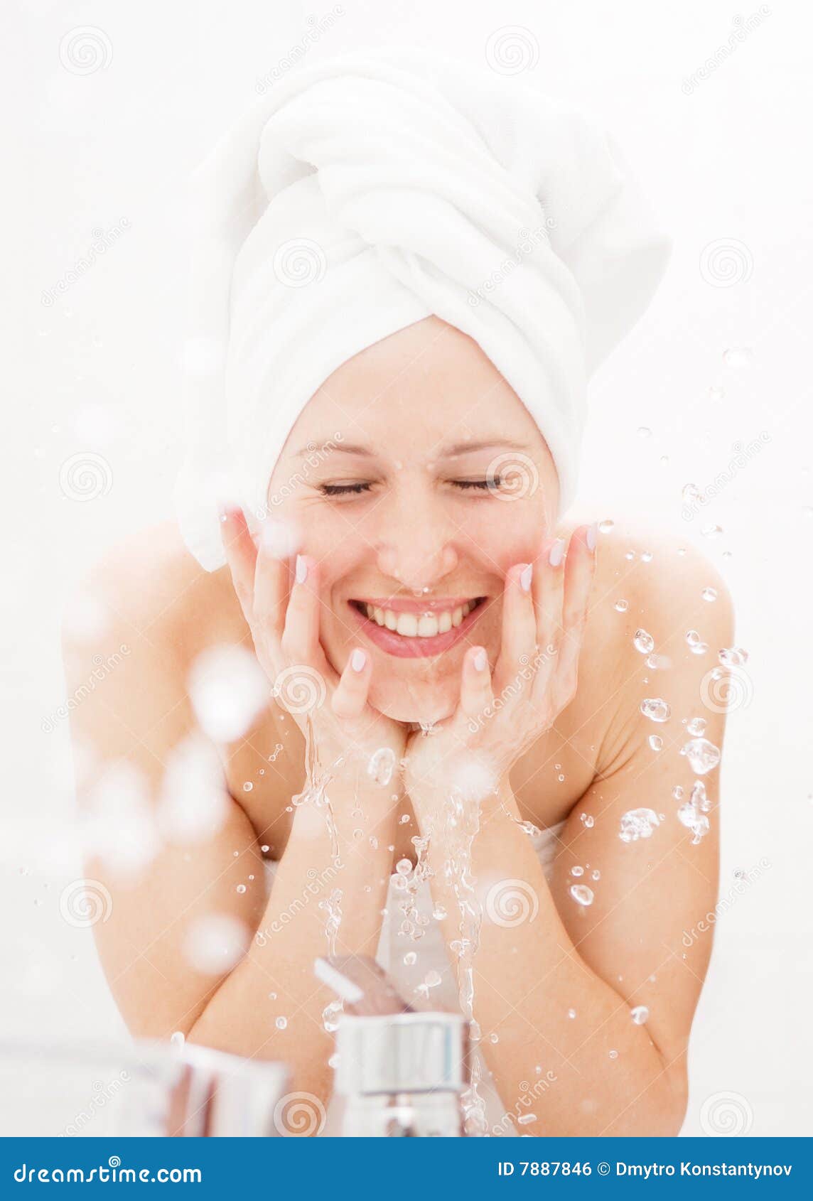 Полотенцем после мытья. Умывание лица. Девушка умывается. Девушка умывается утром. Гигиена женщины.