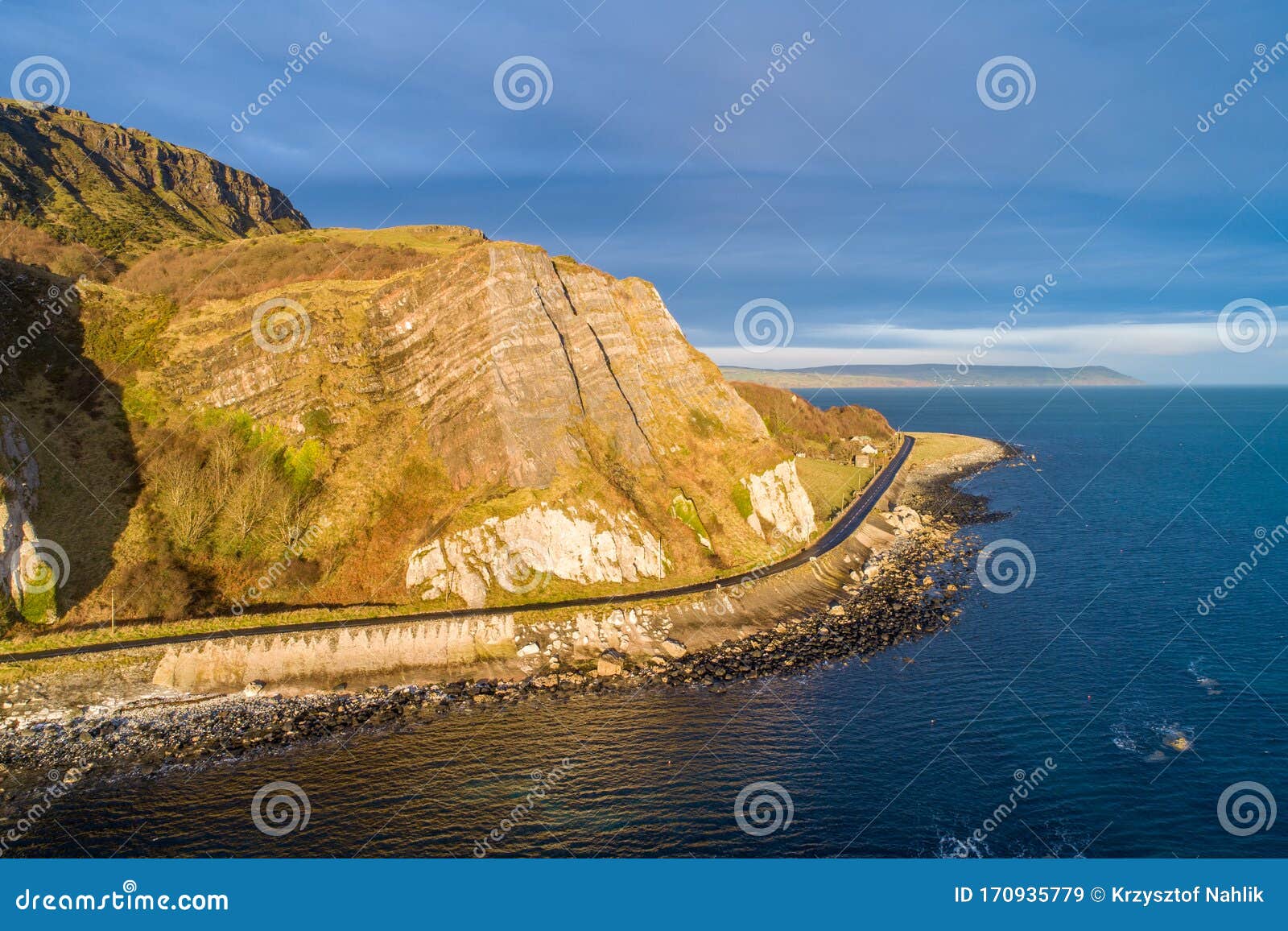 Severnaya Irlandiya Atlantika Skaly I Pribrezhnaya Doroga Stokovoe Izobrazhenie Izobrazhenie Naschityvayushej More Pusha 170935779