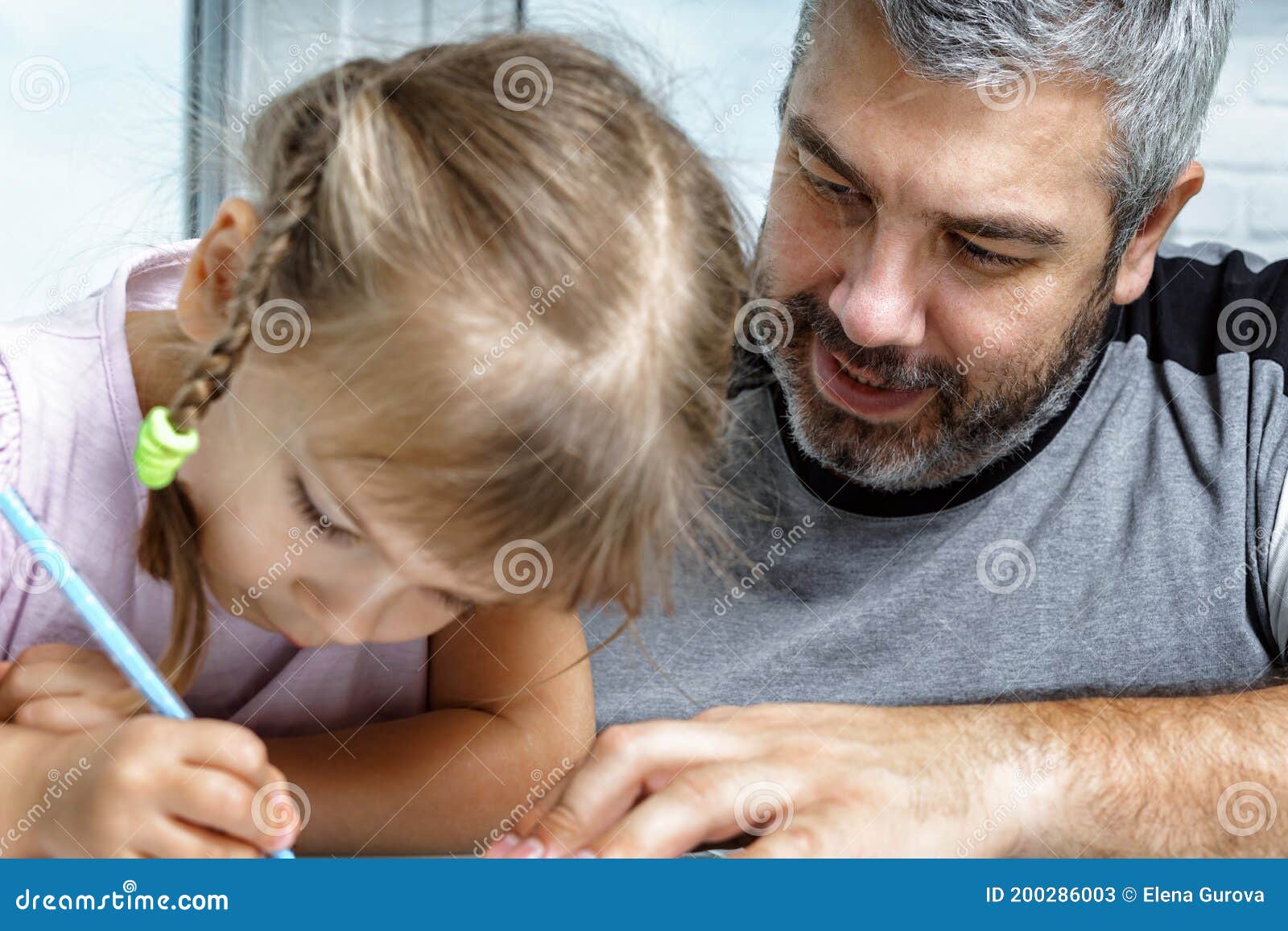 Дочь делает массаж отцу. Седой отец и дочь. Отец с сединой. Картинка к метафоре Седина у отца пролилась.