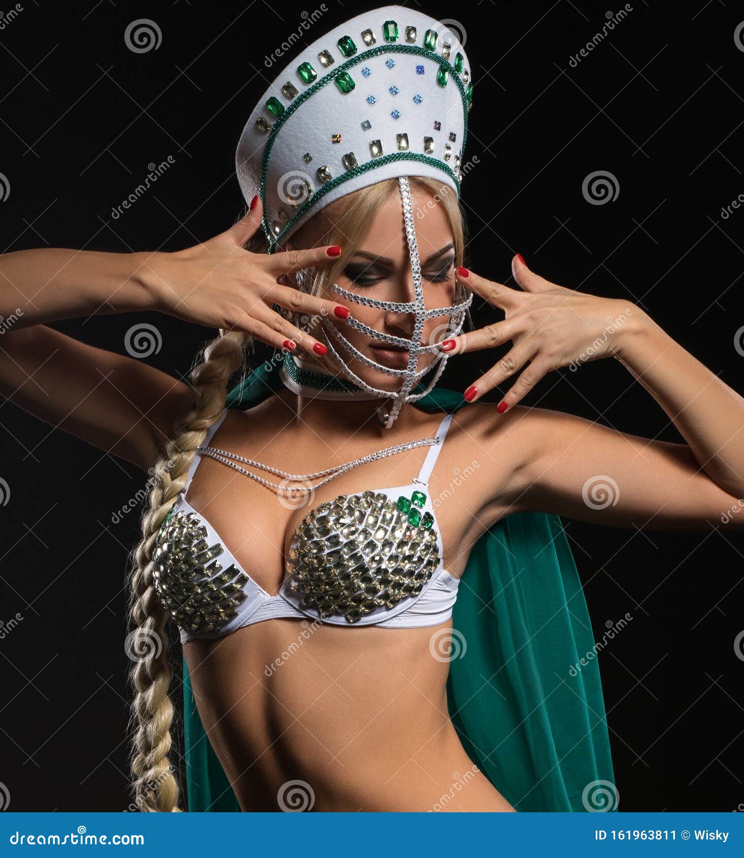 Сексуальная блондинка в белье и кокошнике в студии Стоковое Изображение - изображение насчитывающей модель, европейско: 161963811