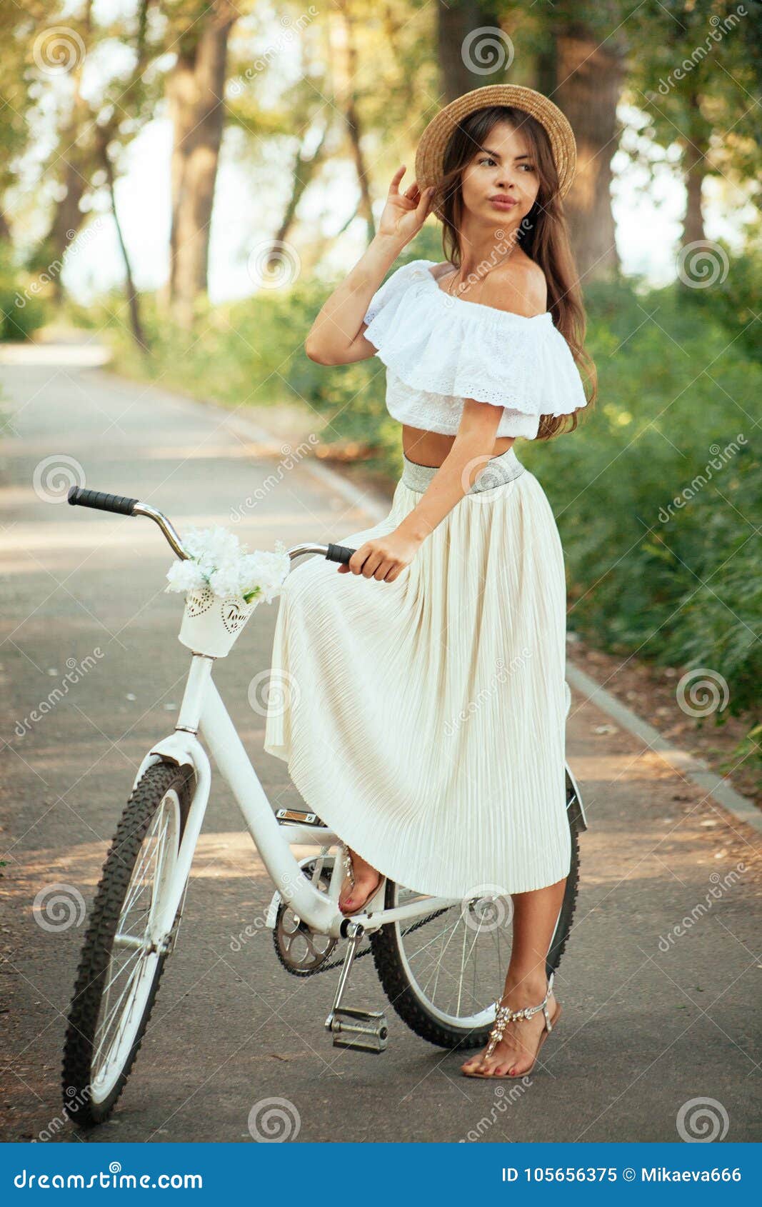 Девушка В Платье На Велосипеде Фото