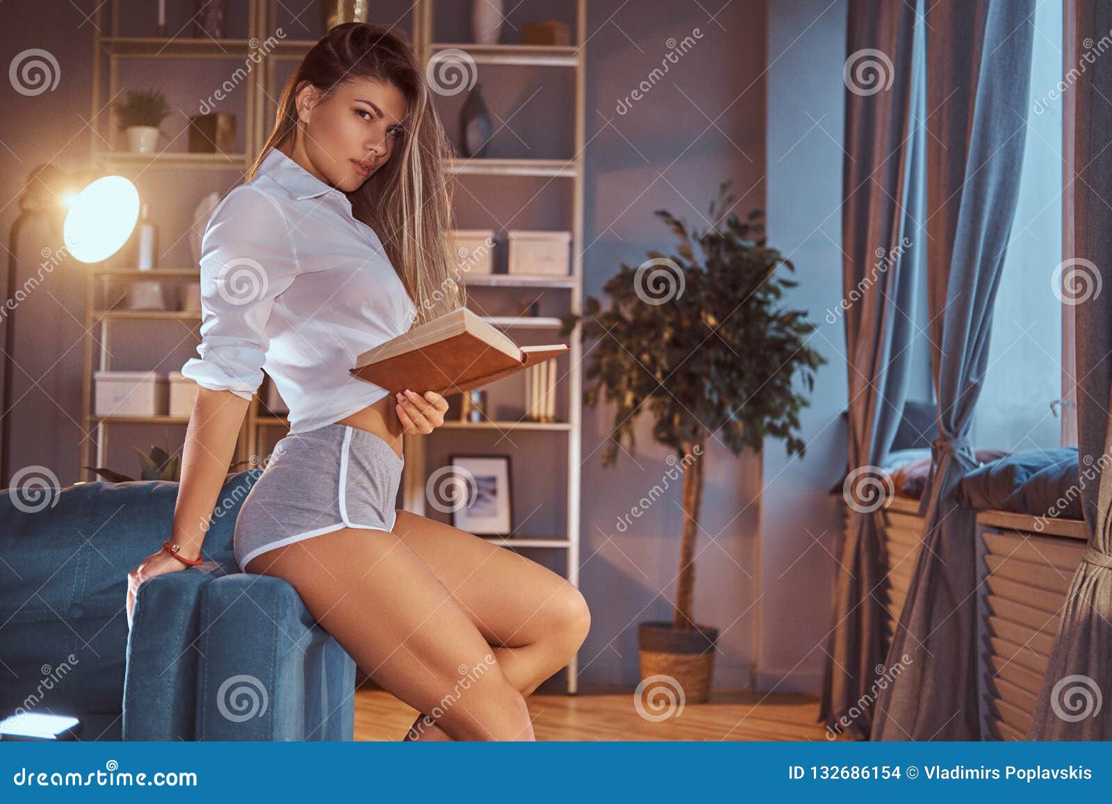 Сексуальные девушки в просвечивающем нижнем белье фото