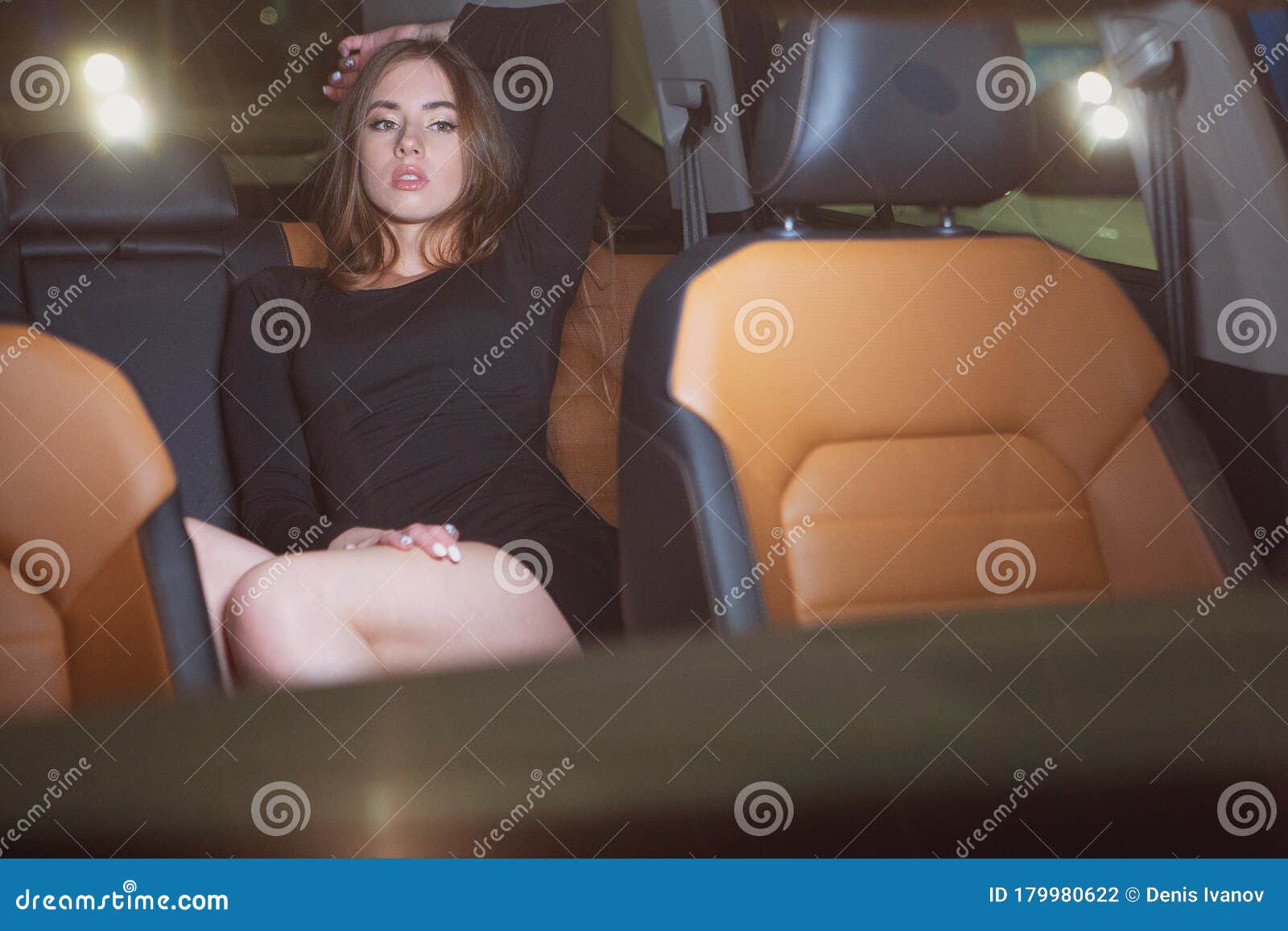 Голая Девушка На Заднем Сиденье Автомобиля (5 Фото)