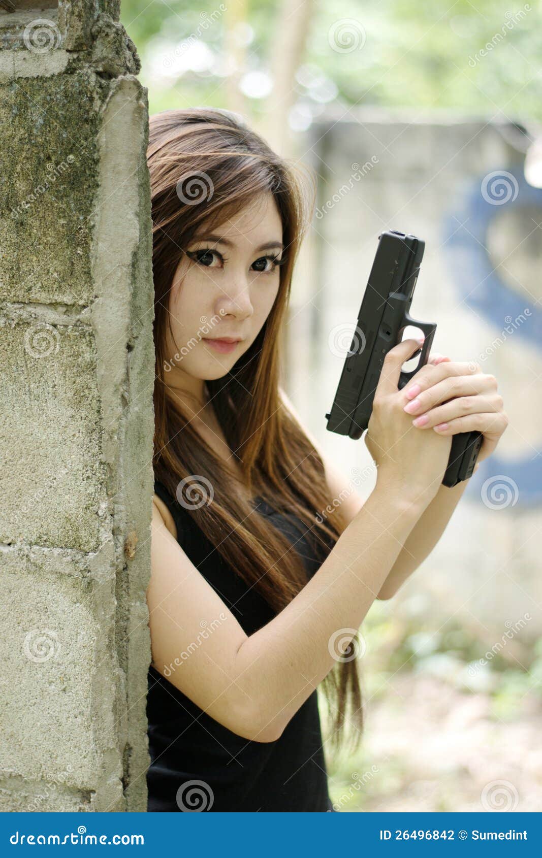 Эротичная девушка у машины с пистолетом