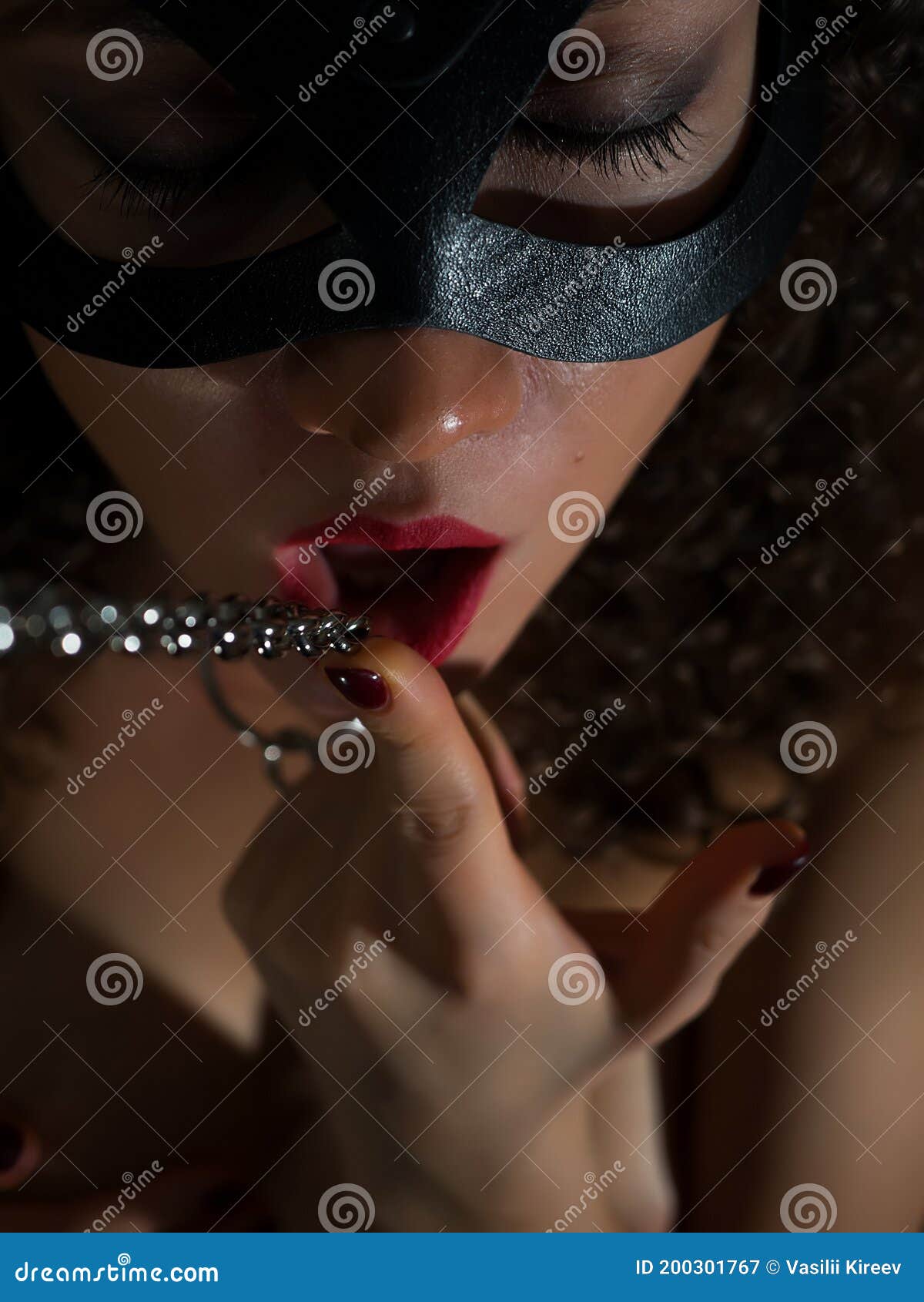 Сексуальная женщина с цепью Bdsm Стоковое Изображение - изображение насчитывающей маска, высоко: 200301767