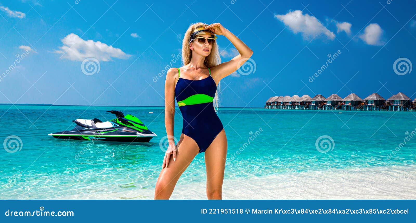 Сексуальные пляжные девушки на водных гидроциклах в бикини и без фото