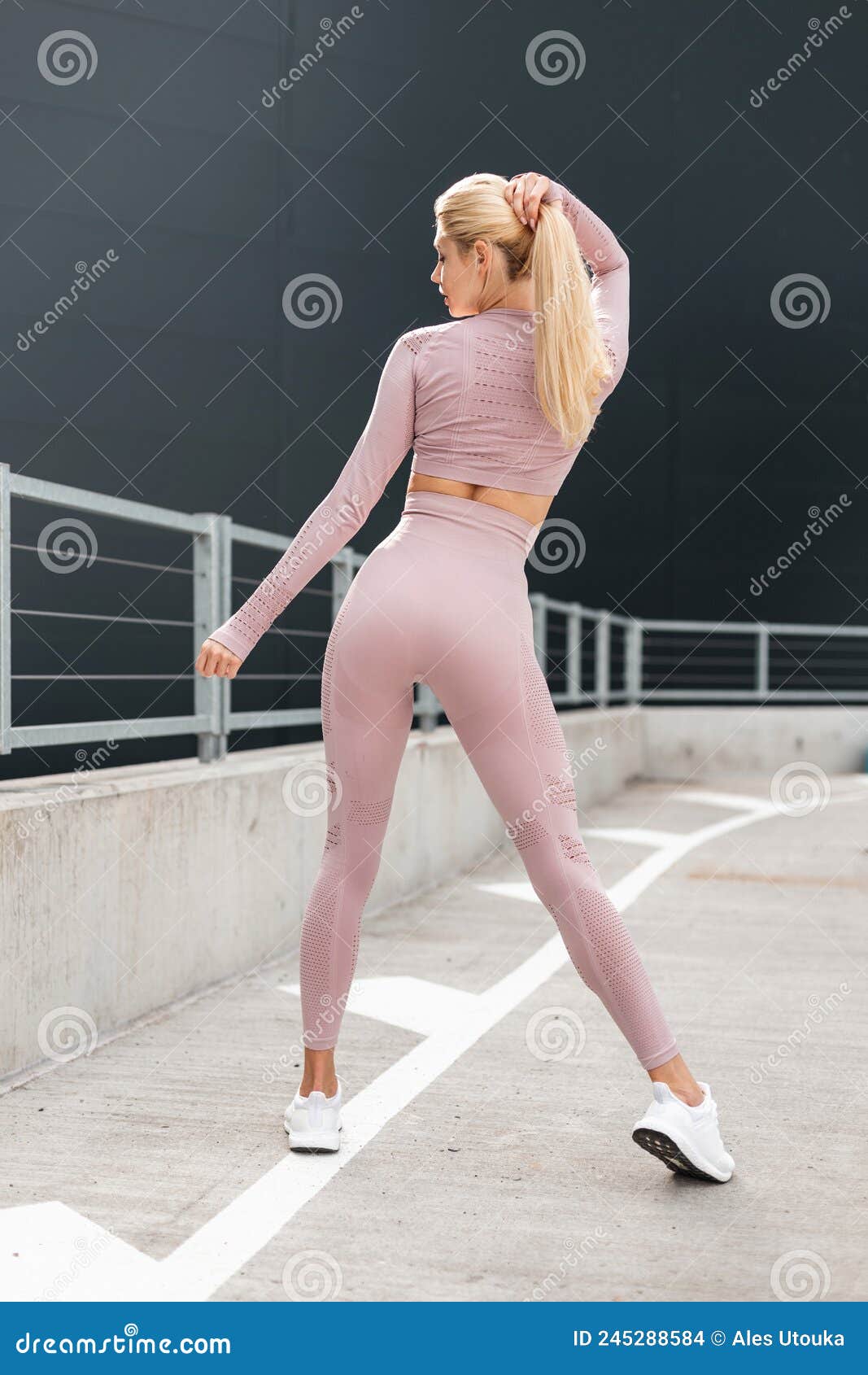 сексуальная красивая блондинка-блондинка с мягким телом и сиськом в модном  спортивном порно-шалете с белыми кроссовками и розовыми Стоковое Фото -  изображение насчитывающей представления, тренировка: 245288584
