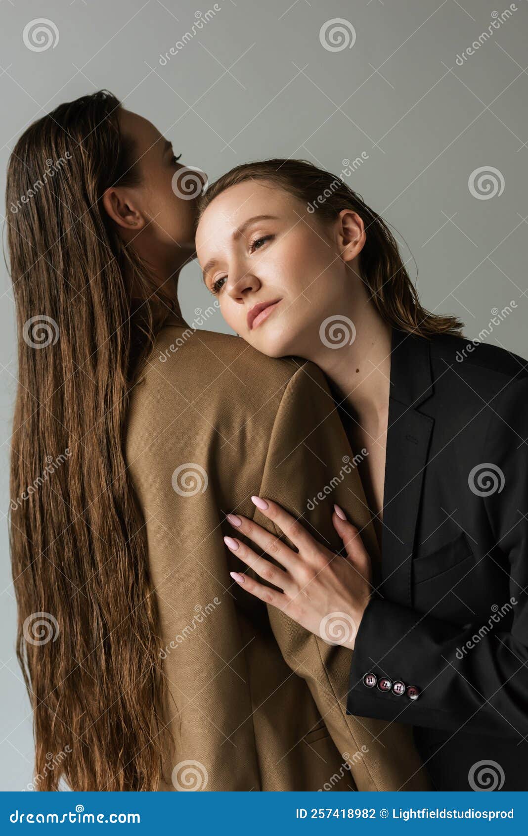 сексуальная лесбиянка долго Стоковое Фото - изображение насчитывающей  черный, пары: 257418982