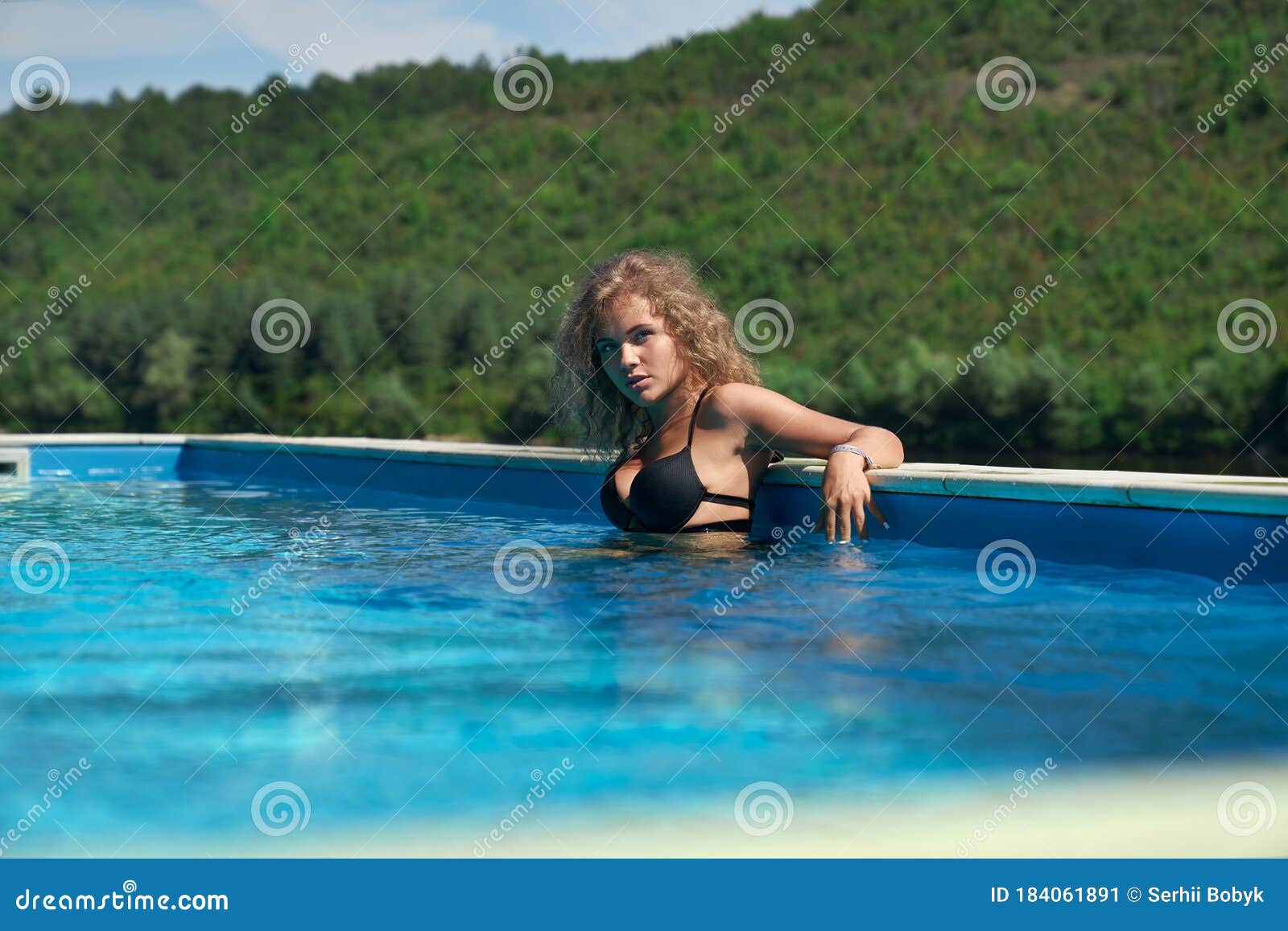 Девчонка на фоне бассейна