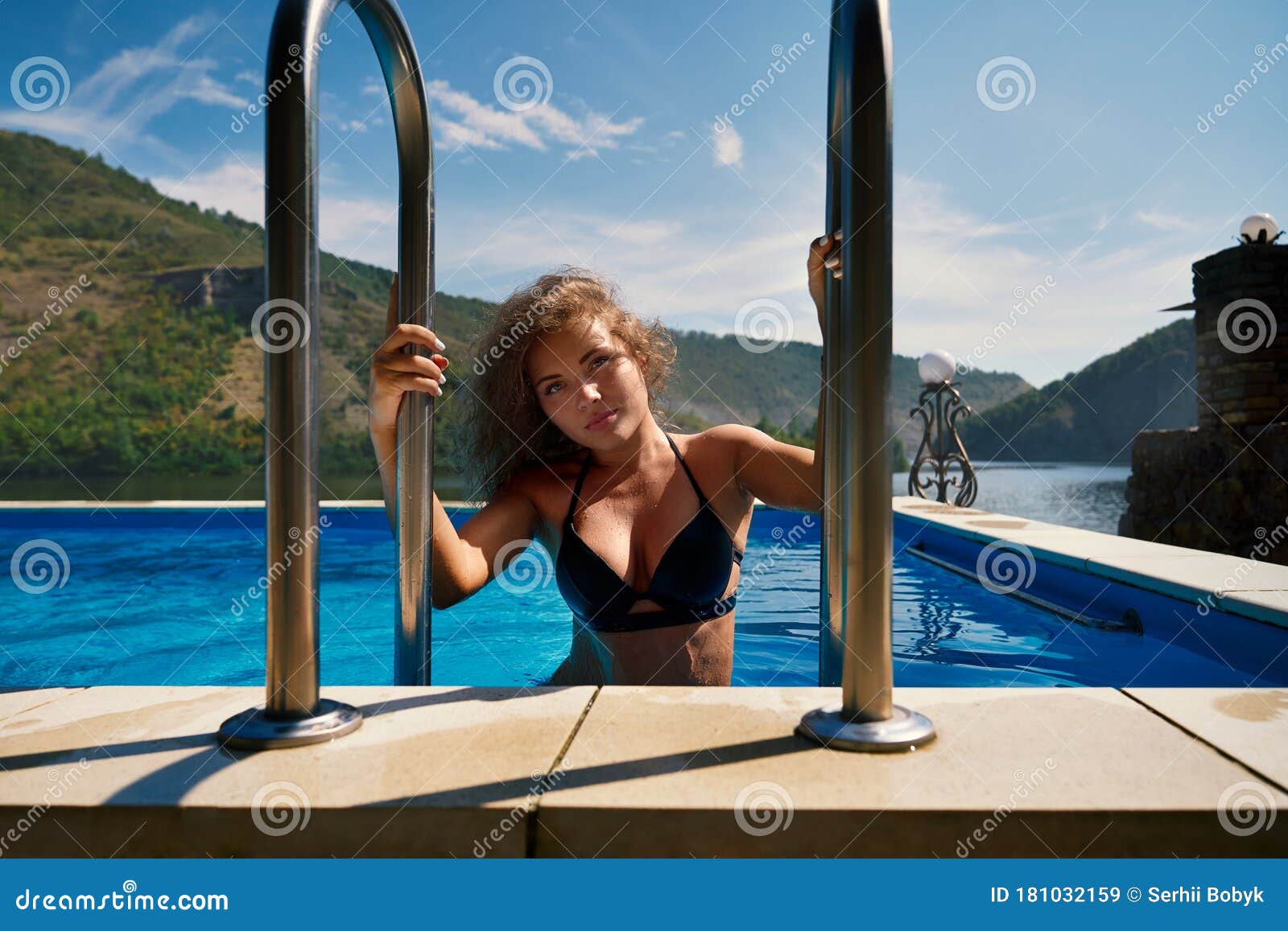 Девчонка на фоне бассейна