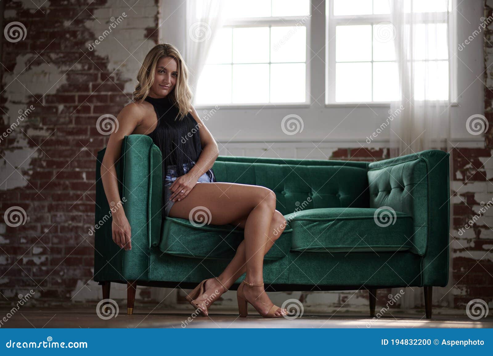 Сексуальная девчонка на диванчике