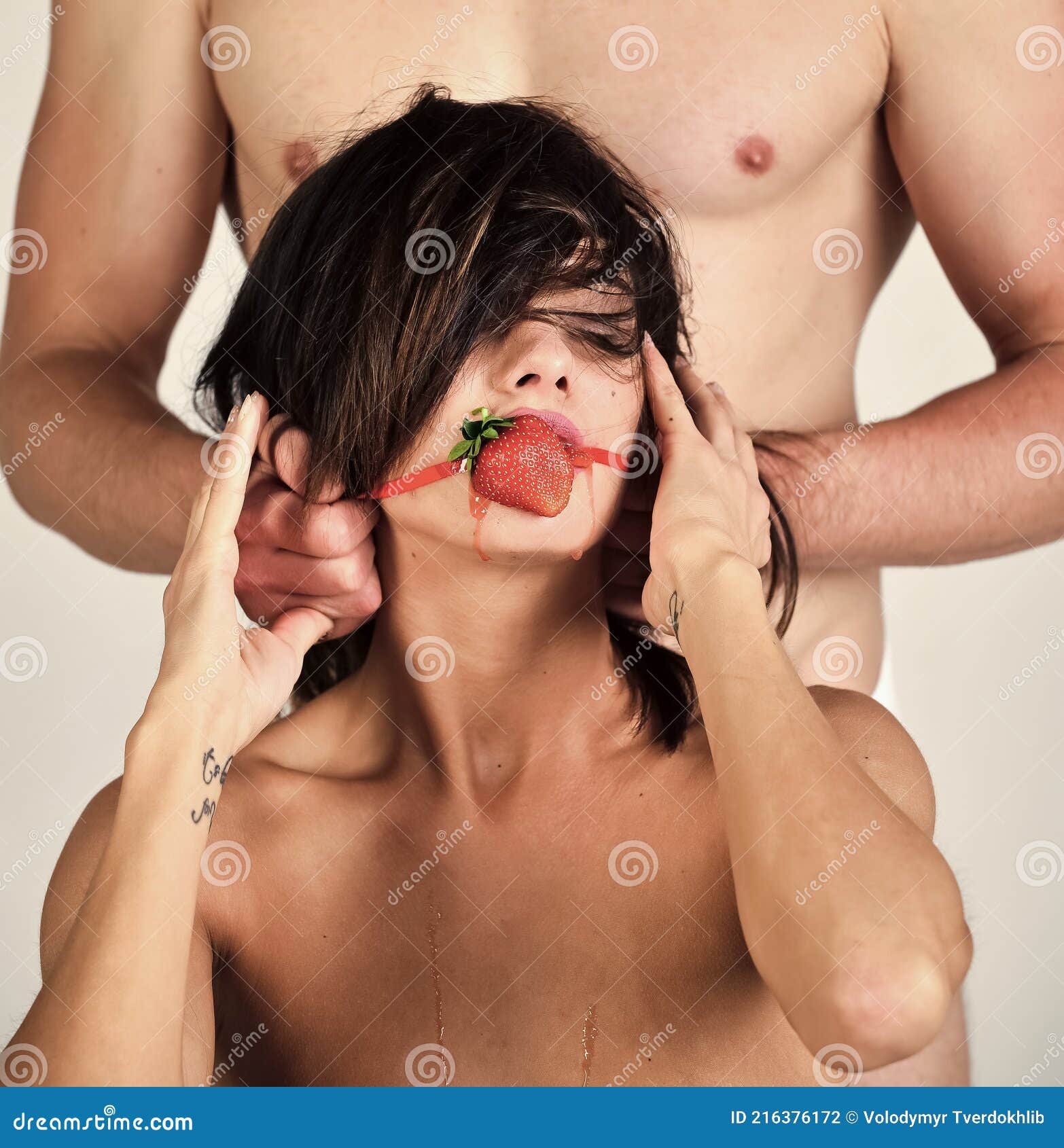 сексуальная пара играет в Bdsm любовные игры. парень кладет клубнику в рот  девочкам. концепция Bdsm. закрытие кляпа. Стоковое Фото - изображение  насчитывающей доминирование, любовники: 216376172