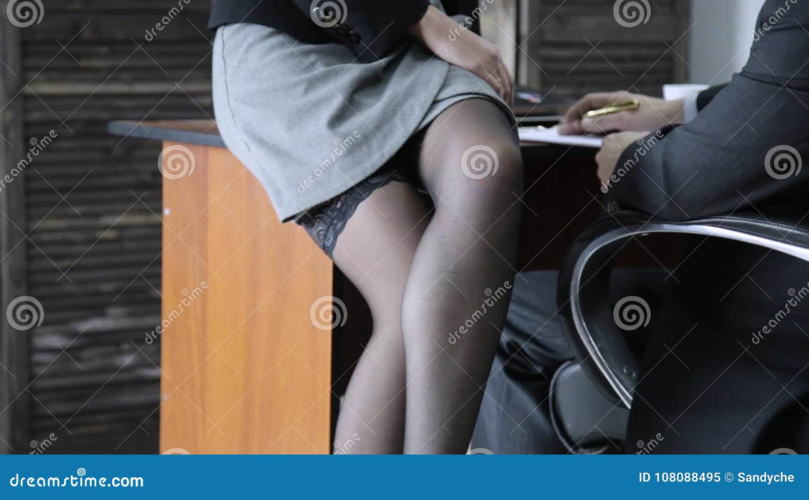 Сексуальная секретарша Flirting с боссом в рабочем месте сексуальные  домогательства и концепция злоупотреблением офиса сток-видео - Видео  насчитывающей коллега, удерживание: 108088495