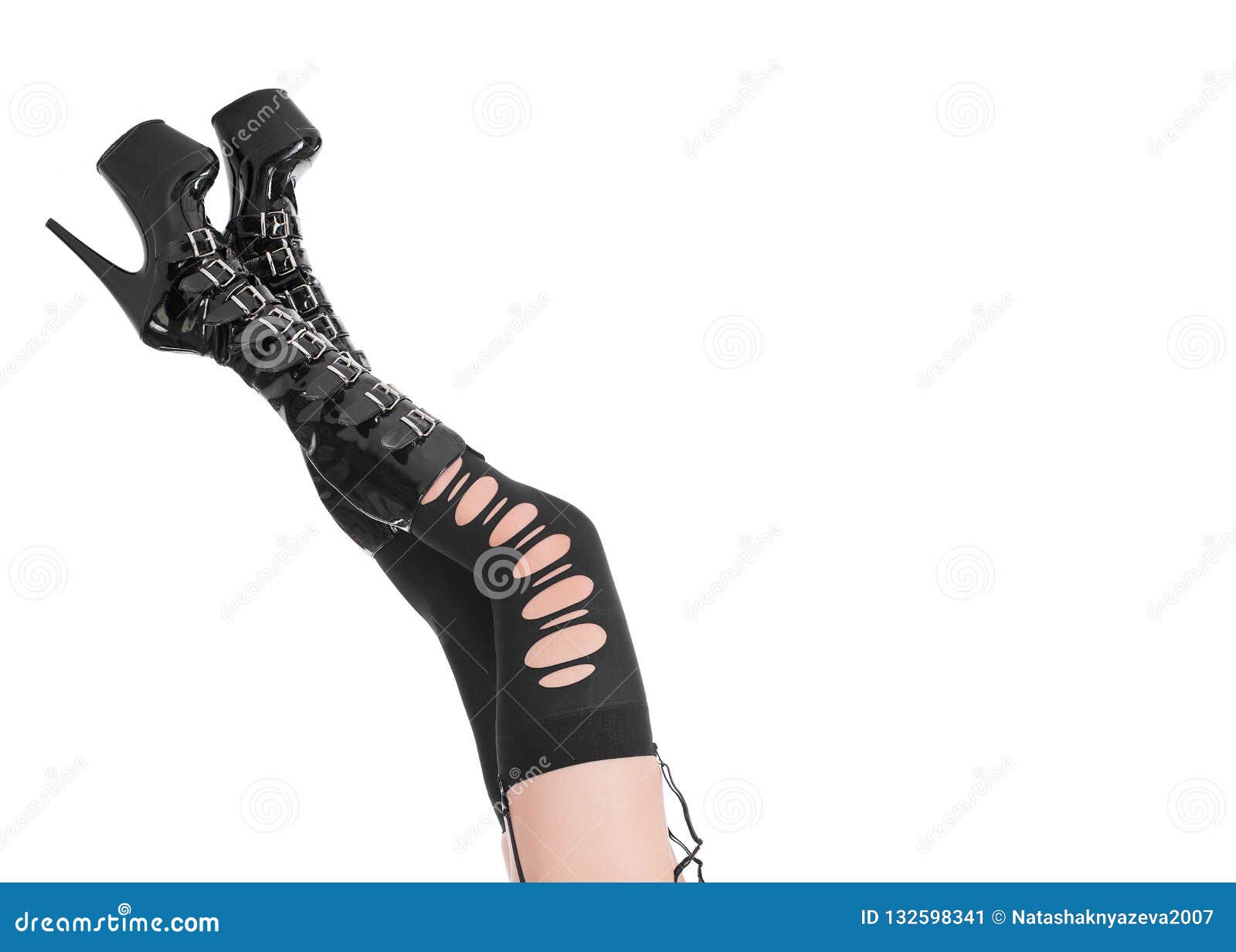 Сексуальные женские ноги в чулках и сияющий черный фетиш высоко-накренили  ботинки, изолированные на белизне Стоковое Изображение - изображение  насчитывающей эротично, вамп: 132598341