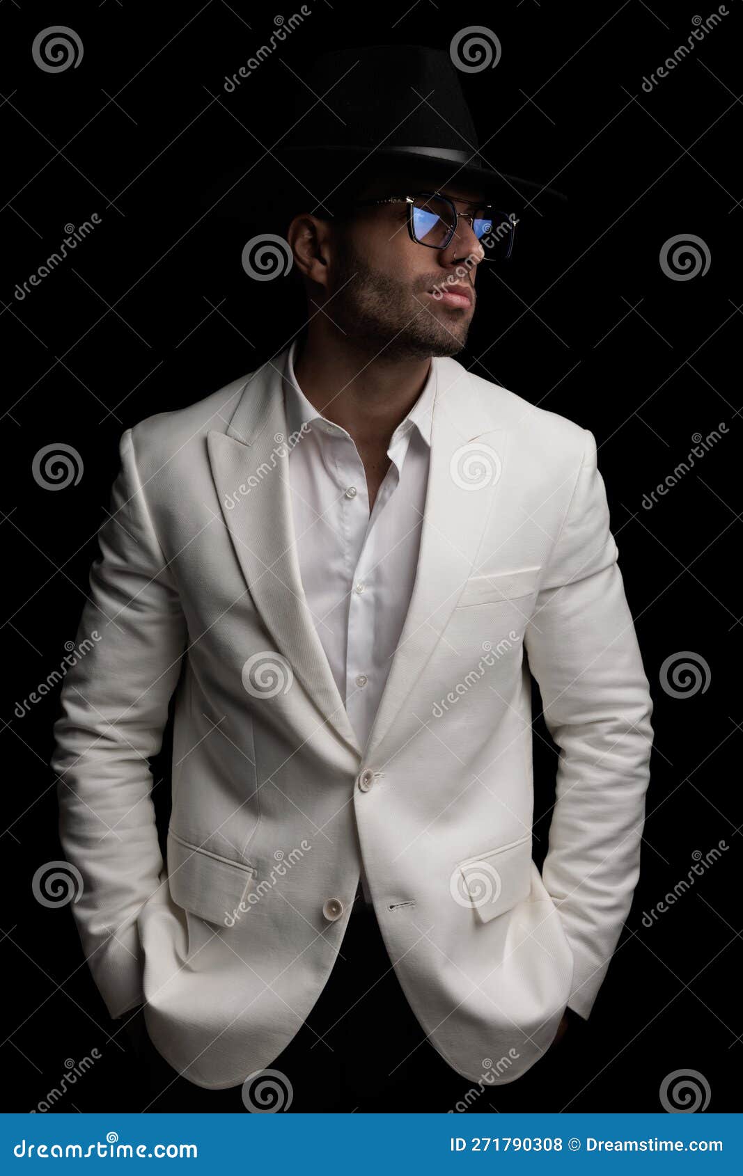 сексуальный модный мужчина в белом пиджаке, смотрящий в сторону, позируяСтоковое Фото - изображение насчитывающей удерживание, шикарно: 271790308