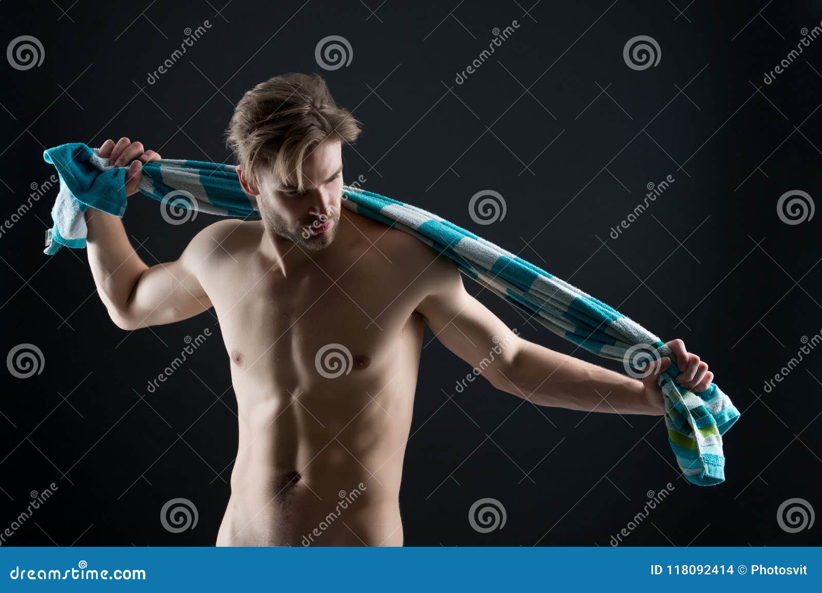Спортсмен с голым торсом
