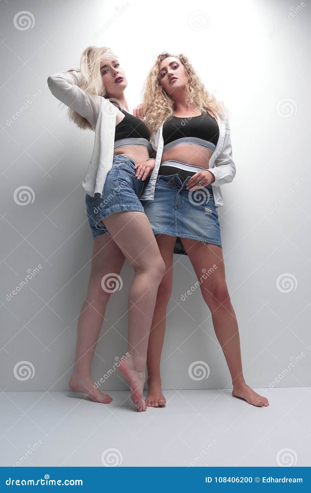 Две сексуальные девушки фото