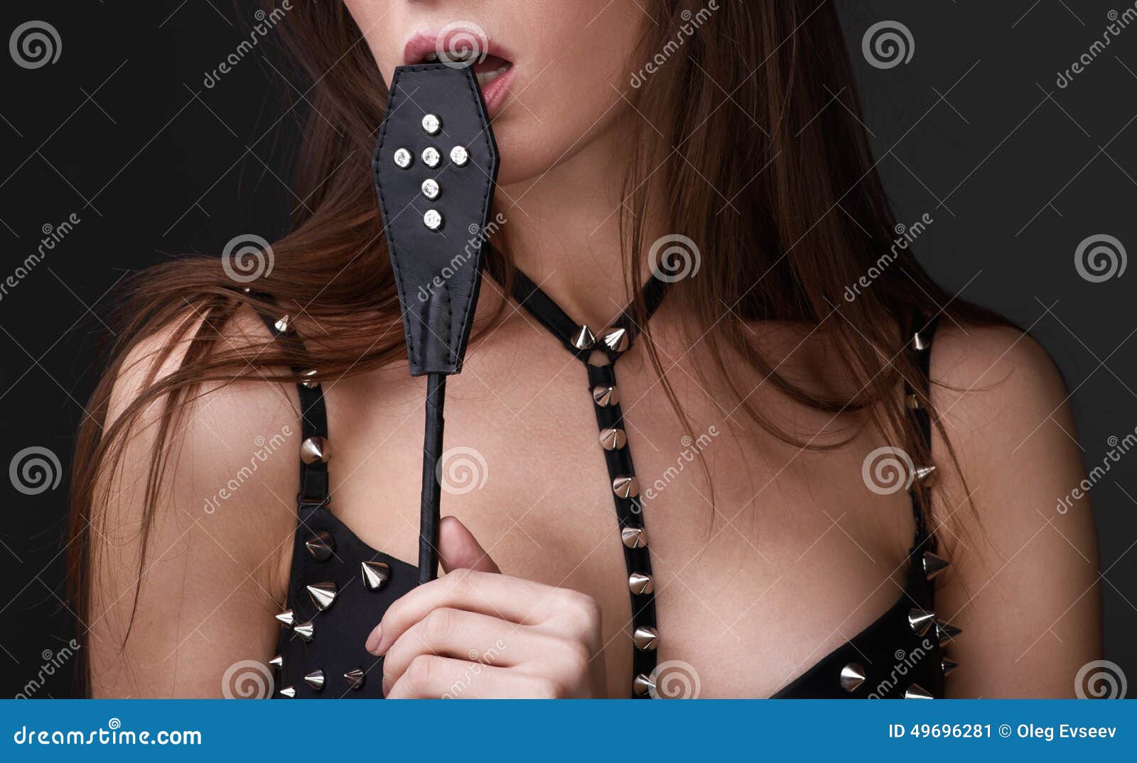 Сексуальная девушка в черной спиковой игре бюстгальтера с плеткой Стоковое  Изображение - изображение насчитывающей бедствие, горизонтально: 49696281