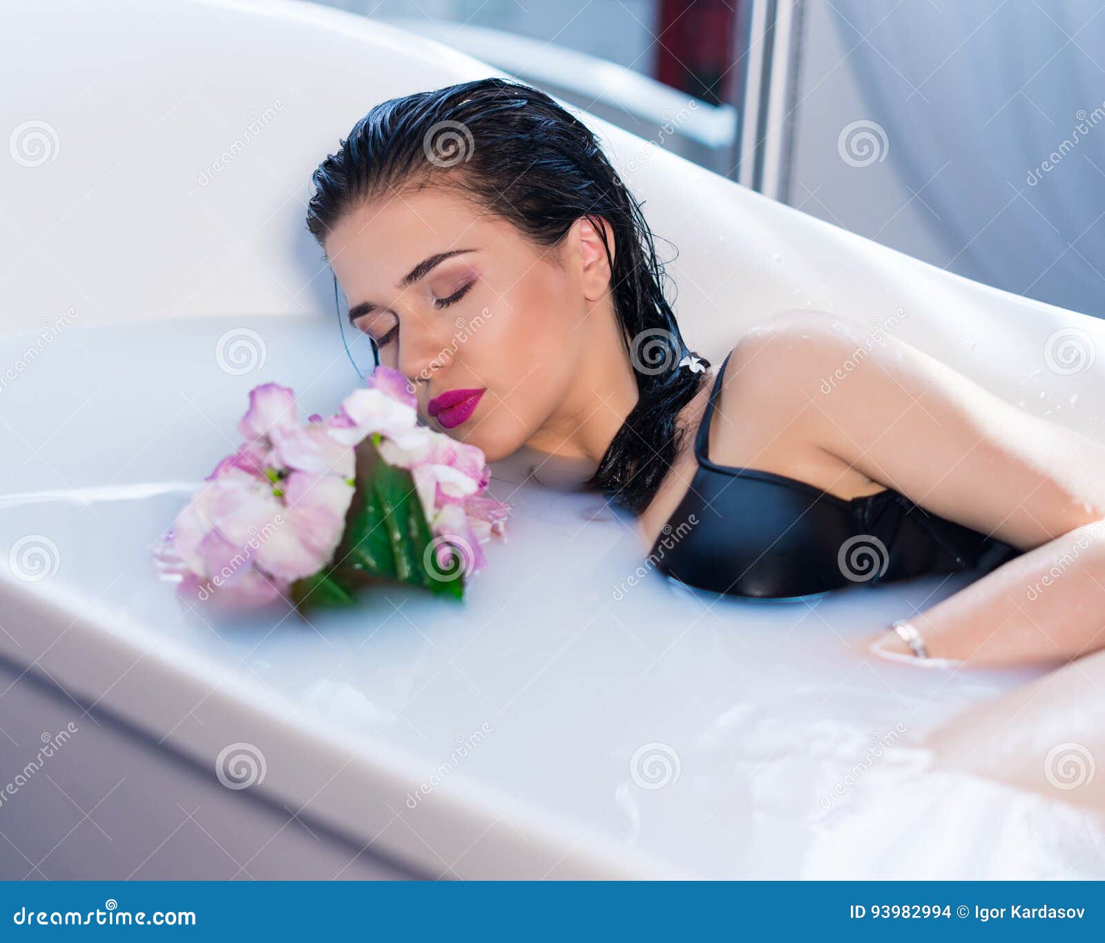 Горячая сексуальная девушка в ванной 