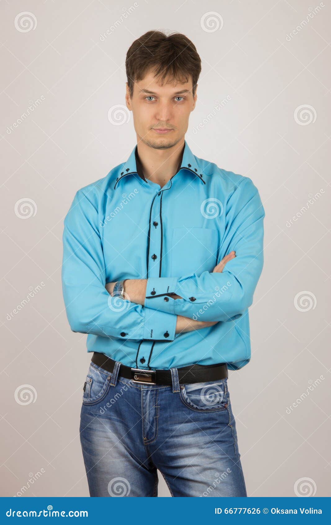 Парень брюнет с голубыми глазами. Молодой голубой парень. Красивые мужчины. Молодой голубой парень. Голубые мужчины.