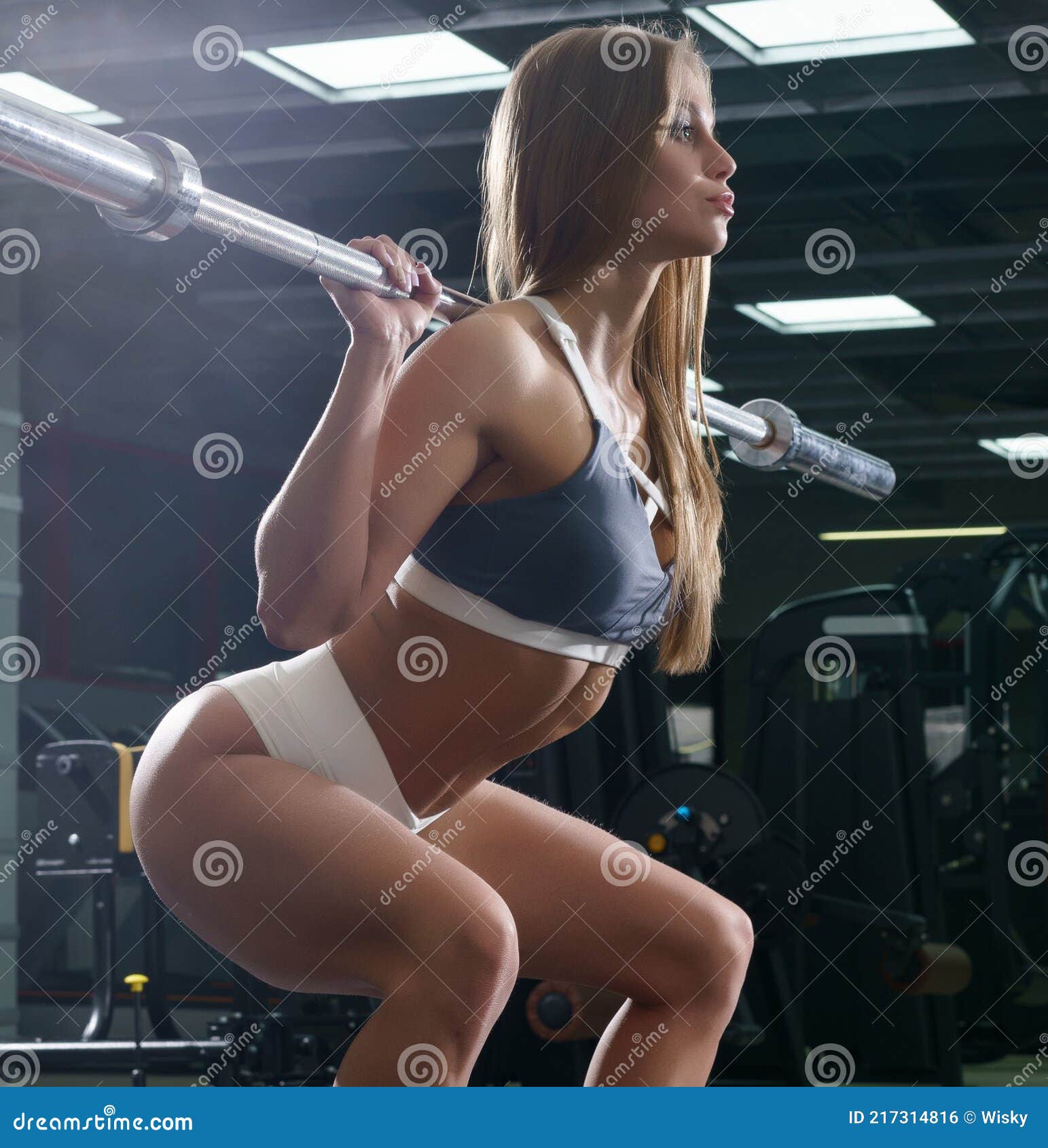 секс-блондинка тренер позирует в спортивном зале Стоковое Фото -  изображение насчитывающей здорово, спортивный: 217314816
