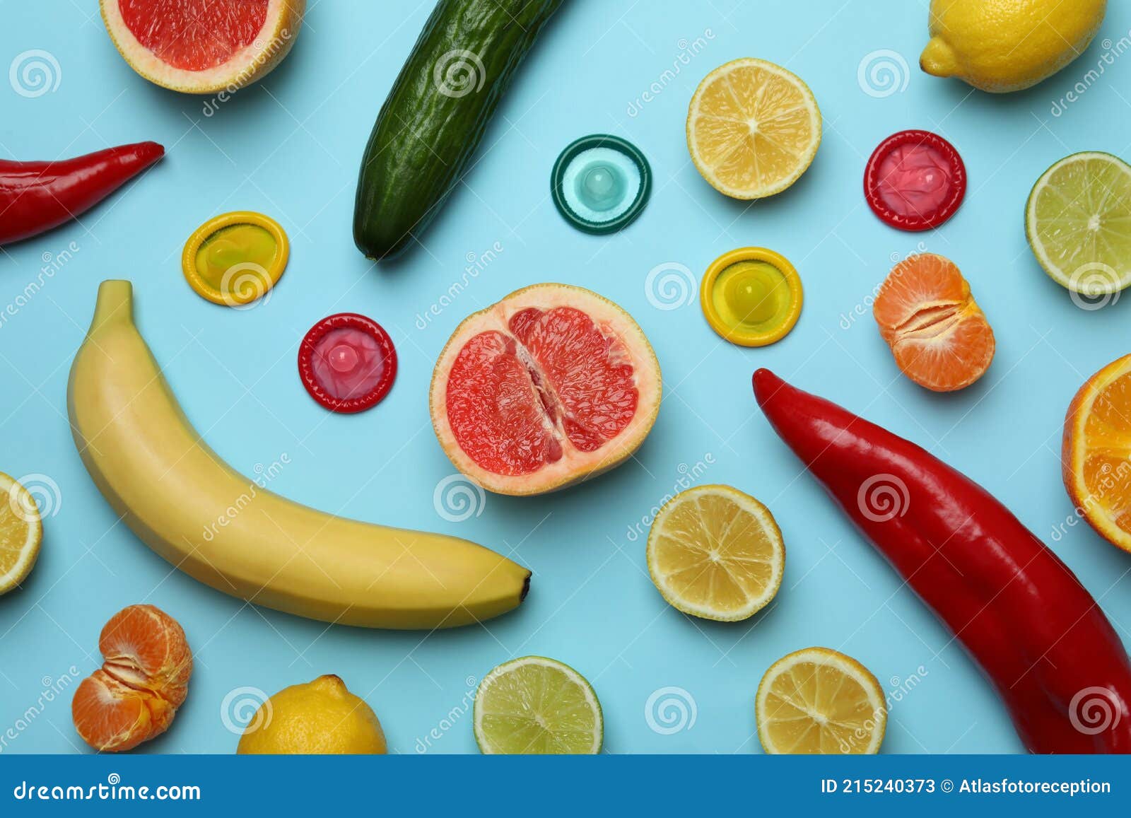 секс с фруктами и презервативами на синем фоне Стоковое Изображение - изображение насчитывающей еда, текстура: 215240373