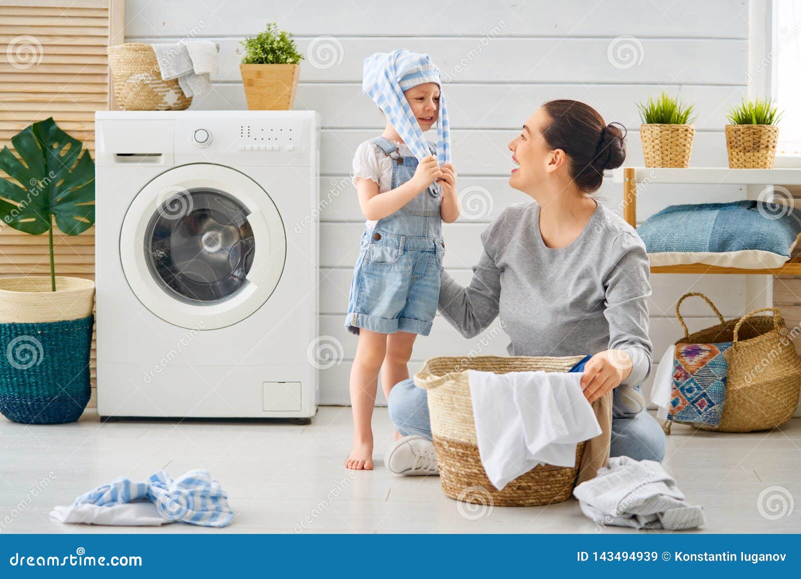 Did the laundry. Семья стирка. Стиральная машина и семья. Семья стирает. Девушка со стиркой дети.