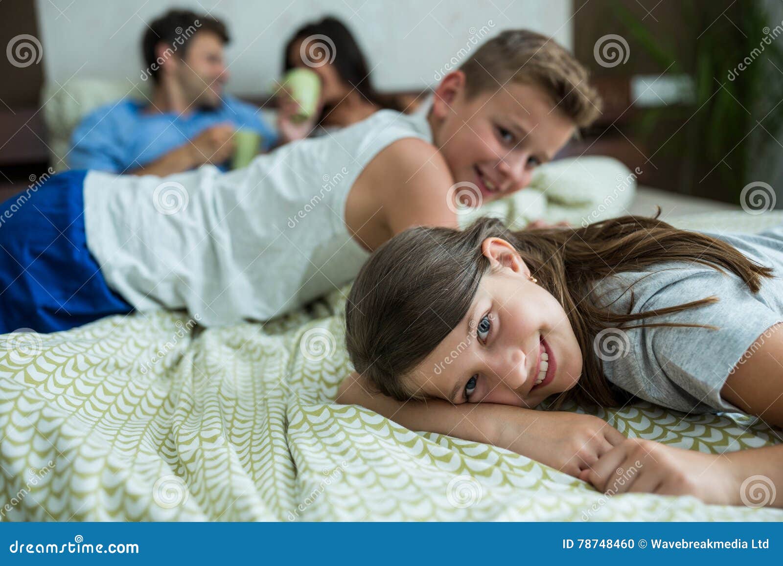 Сестра залезла спящему брату. Семья лежит на кровати. Семья валяется в постели. Семья на кровати домашнее. Family лежать на кровати.