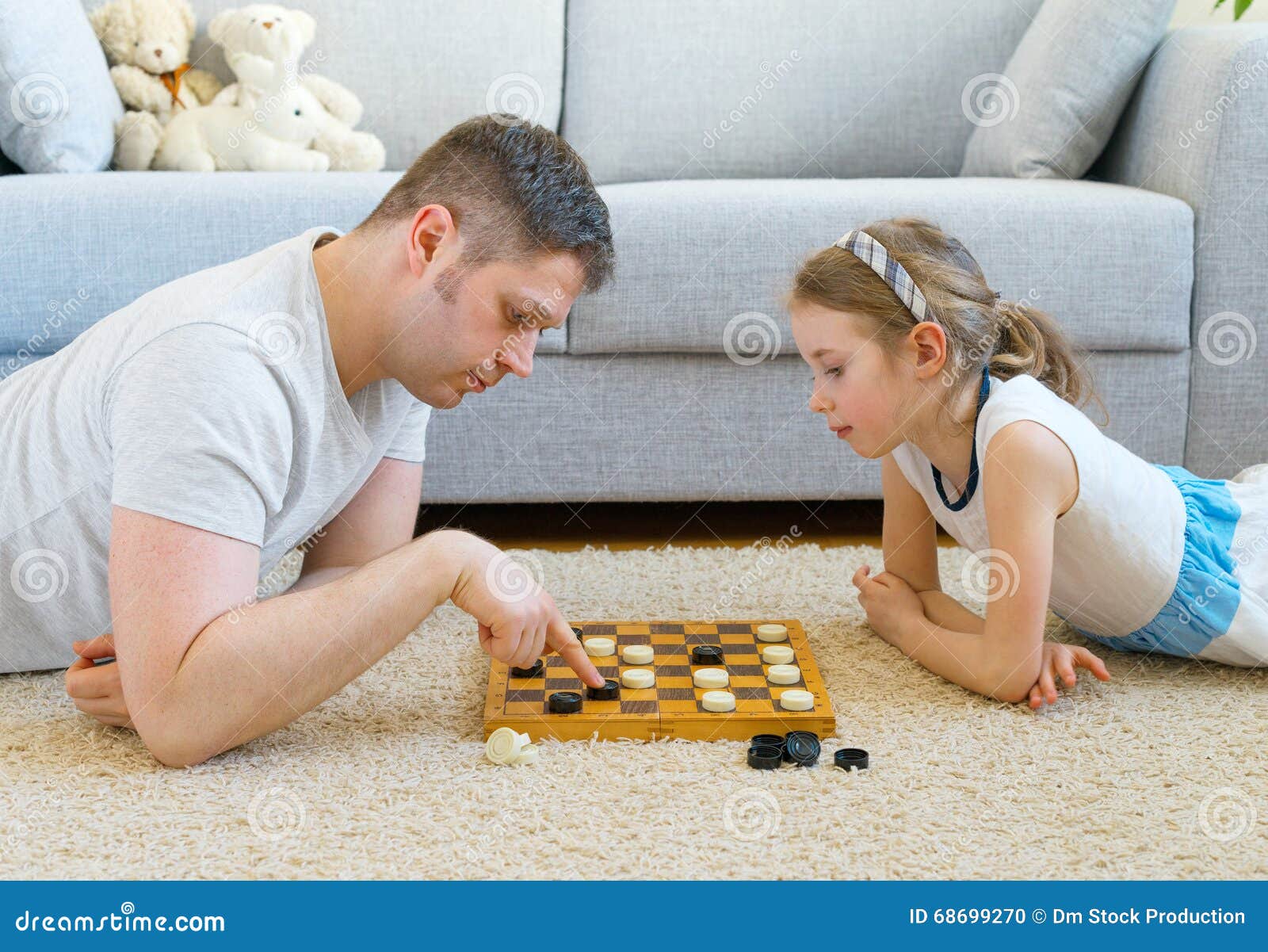 Папа играет в шахматы. Шашки для детей. Шашки дети с родителями. Шашки родители дети. Шашки играть.