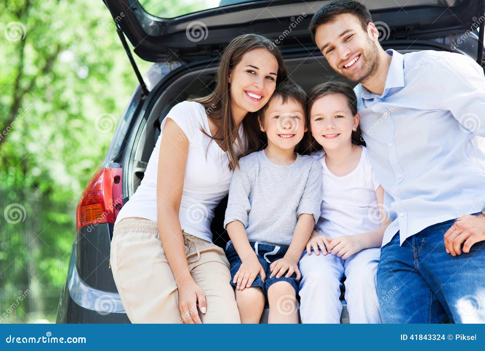 Почему машины родители. Семья в машине. Машина для семьи с двумя детьми. Счастливая семья в машине. Автомобиль для семьи с 4 детьми.