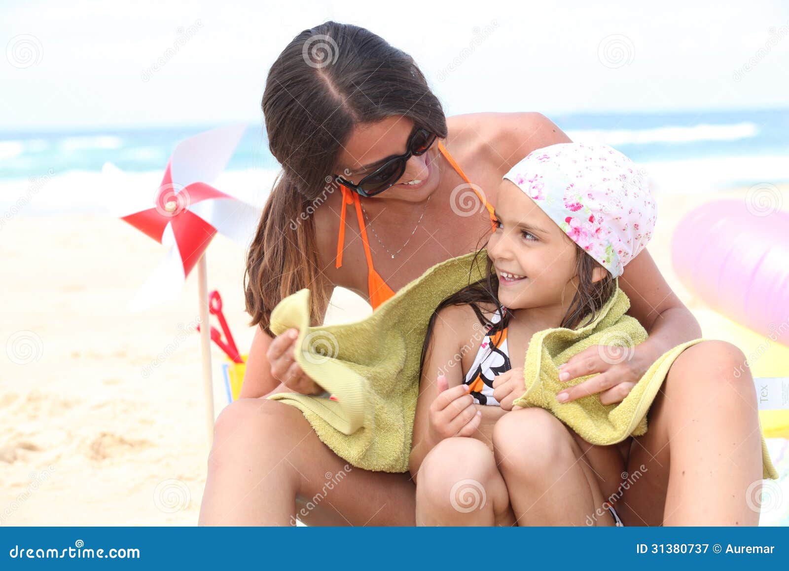 Трусы мама с дочкой. Дочь на пляже. Мама с дочкой загорают. Мама сдоякой на пляже. Ама с дочерьми на пляже.