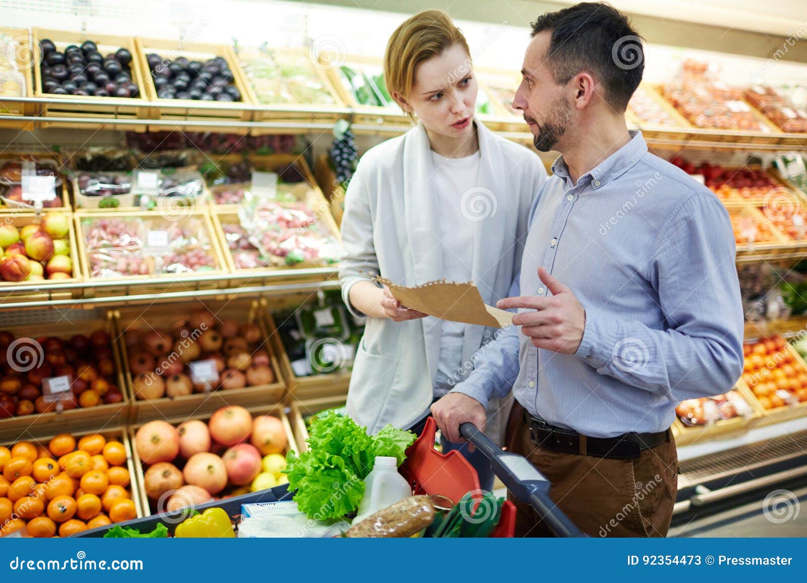 While market. Семья в супермаркете. Семья в продуктовом магазине. Семья со списком в супермаркете фотосток. Покупатель со списком в магазине.