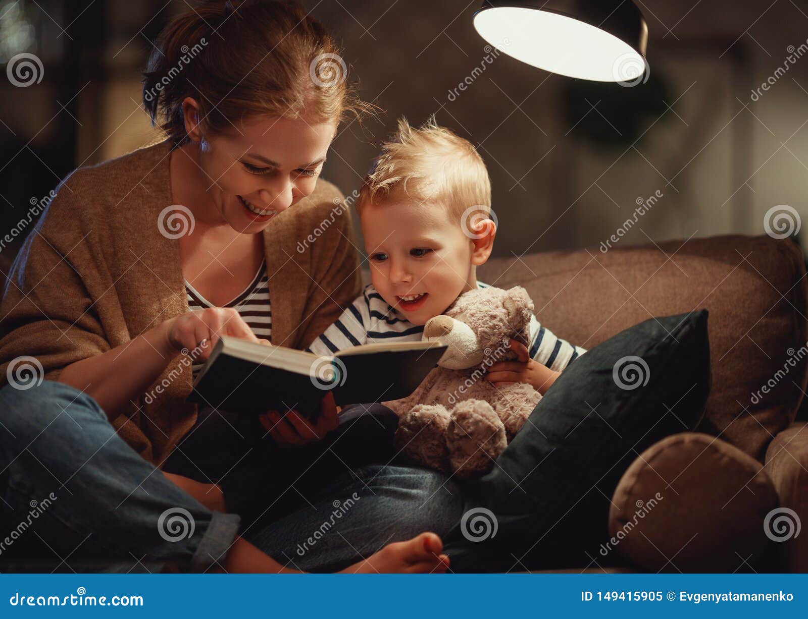 She reads in the evening. Вечер мама читает книжку сыну. Женщина читает сыну. Мама читает сказку перед телевизором. Мама читает книгу сыну перед сном.