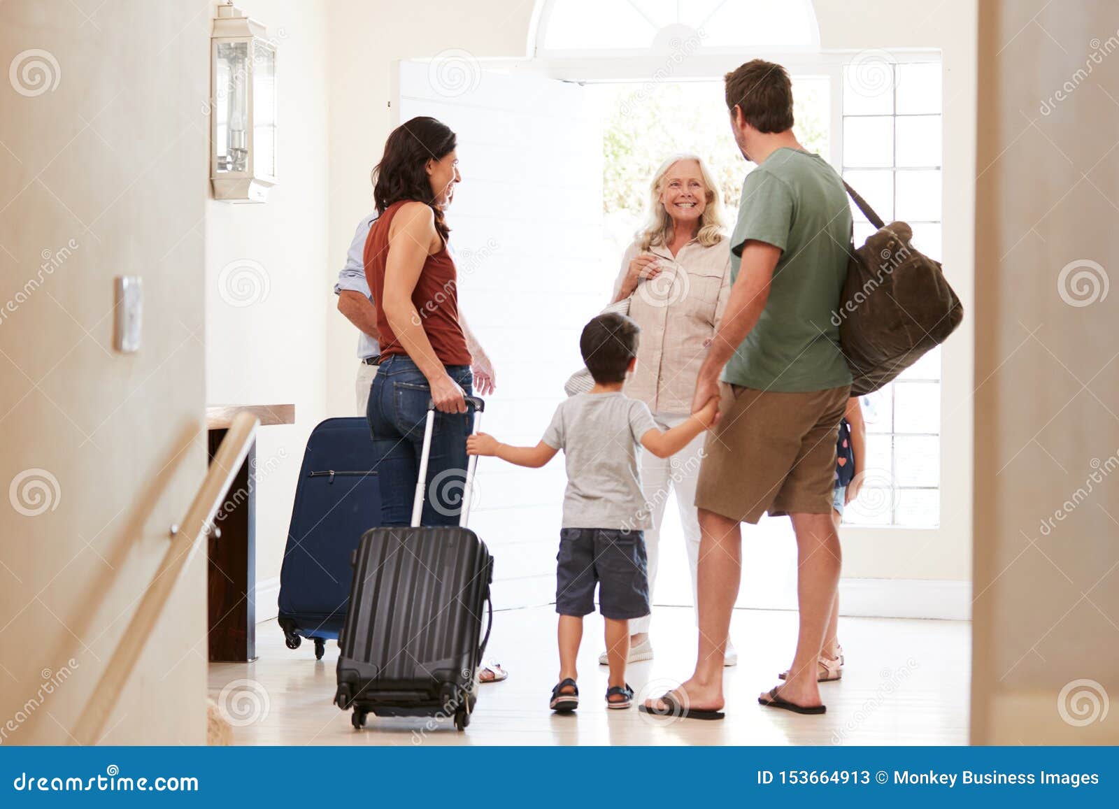 Их семье можно выходить из дома. С семьей на выход. Тайная жизнь терренс малик. Их семье можно выходить из дома. Семья, дом.