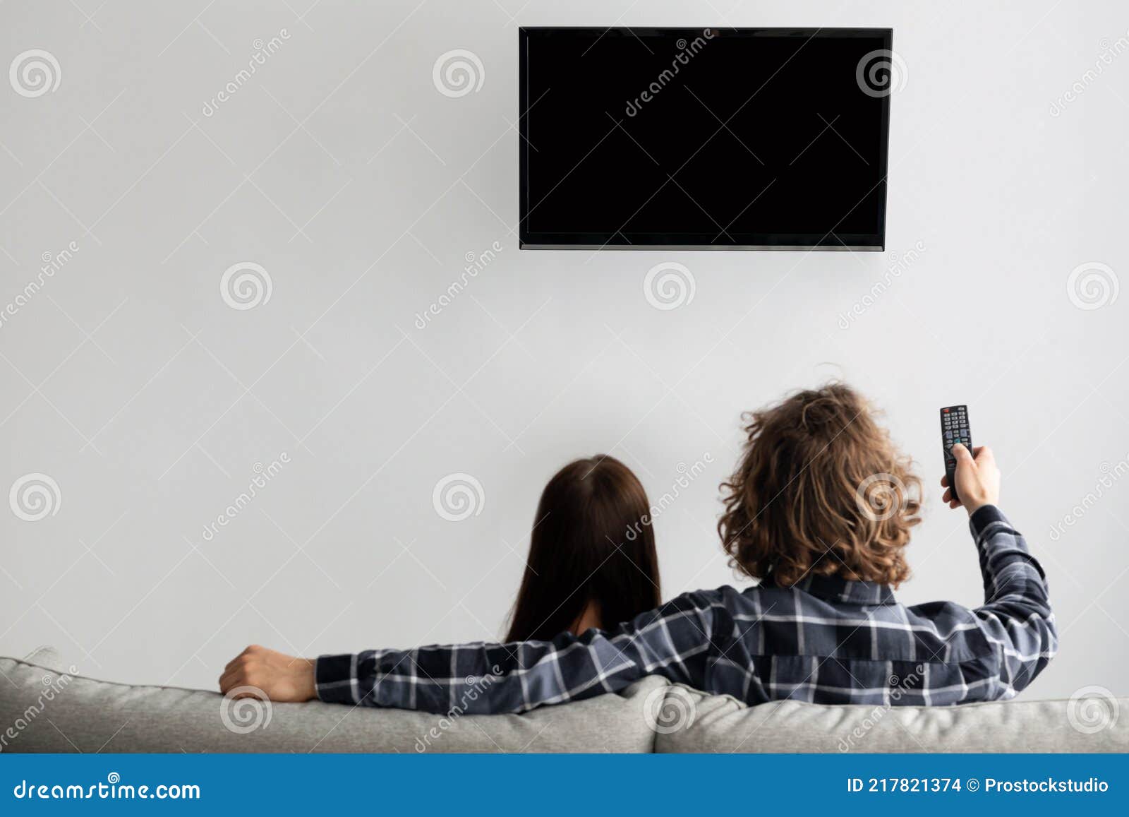 Телевизор сиди дома. Женщина сидит у телевизора грустная. Человек сидит на телевизоре. Сидеть за телевизором не более 3 часо.
