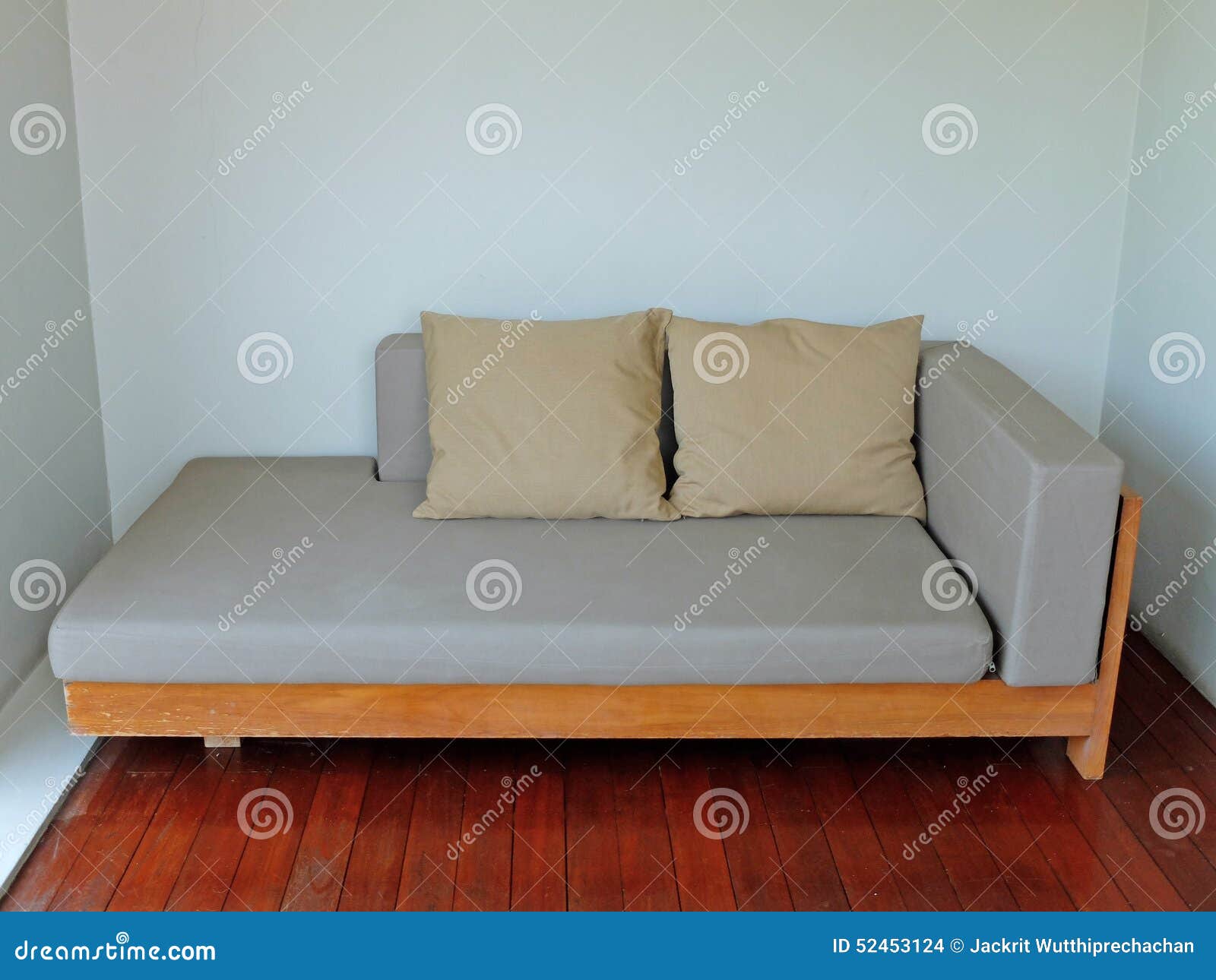 Серая диван-кровать с 2 подушками Стоковое Фото - изображение насчитывающейукрашение, серо: 52453124