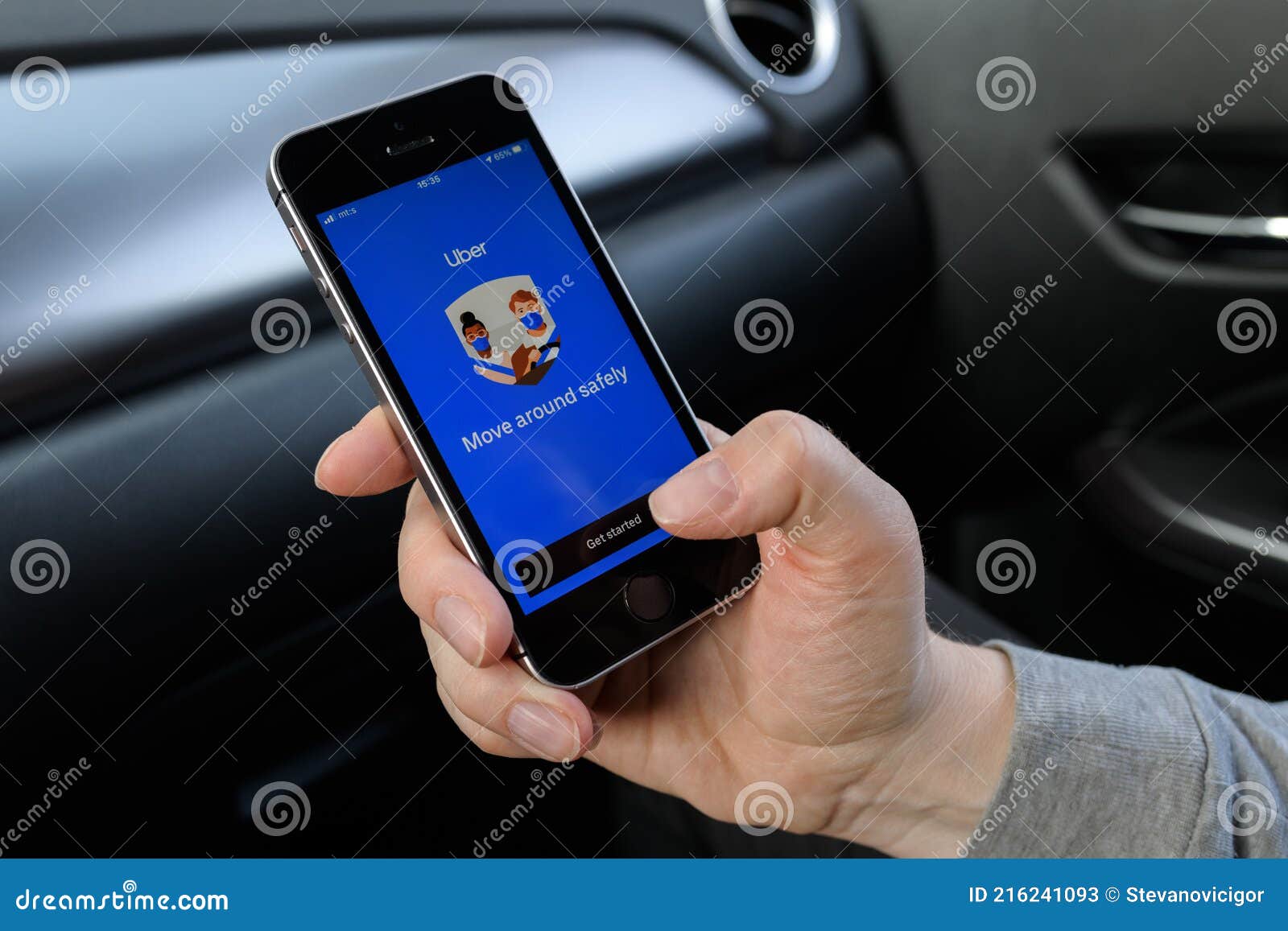 сербия 2 апреля 2021 : женщина держит смартфон с экраном приложения Uber в  машине Редакционное Стоковое Фото - изображение насчитывающей таксомотор,  экран: 216241093