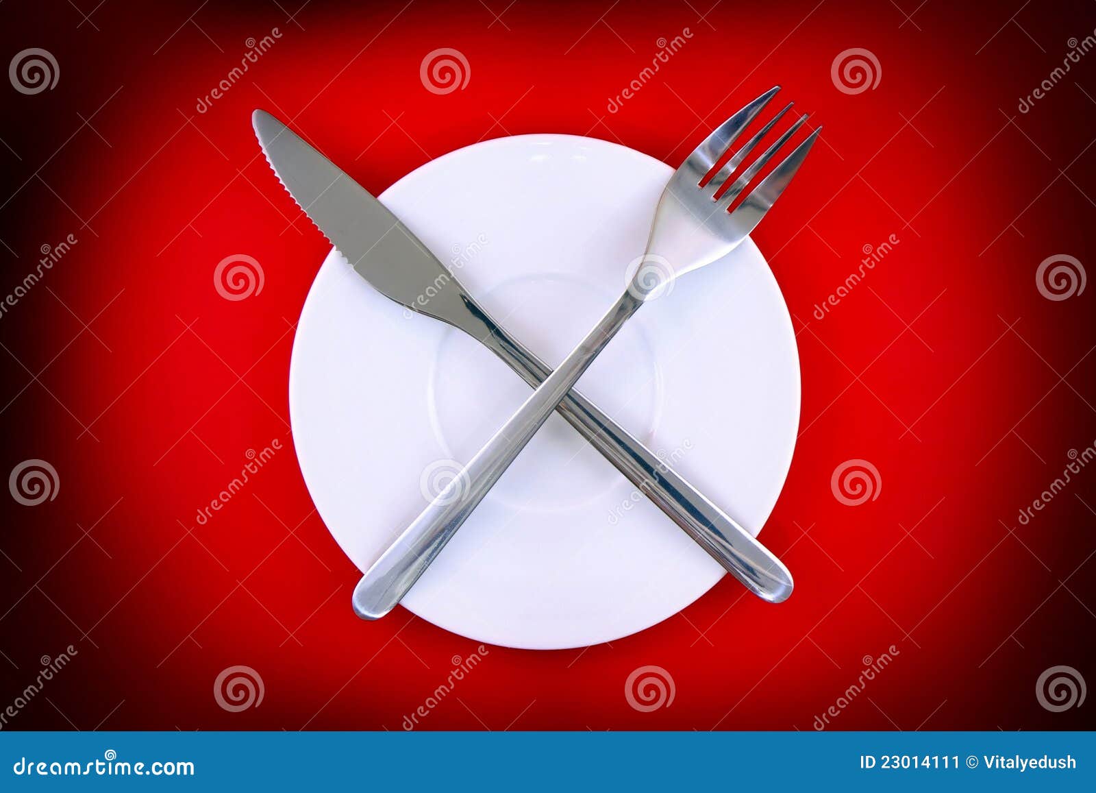 На тарелке лежат красные. Вилка лежит тарелка стоит. Тарелка стоит на столе а вилка лежит. Человек лежит на тарелке. Язык на тарелке.