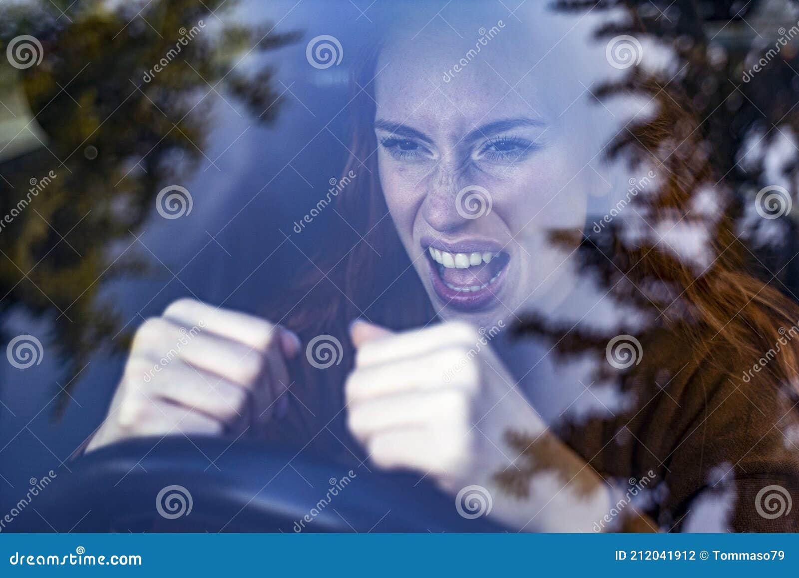 Сердитая женщина за рулем ее машина застряла в пробке Стоковое Фото -изображение насчитывающей авария, фрустрация: 212041912