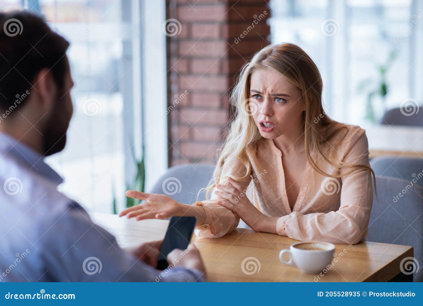 Сердитая молодая женщина спорит с бойфрендом застряла в смартфонах иотсутствия заботы о несчастном сообщения Стоковое Изображение - изображениенасчитывающей анимизма, интернет: 205528935