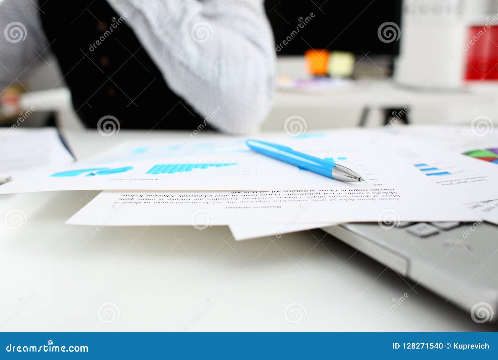 Важный как бумажный. Руки с бумагами за столом цветные рисунки. Документы работы банка на столе.