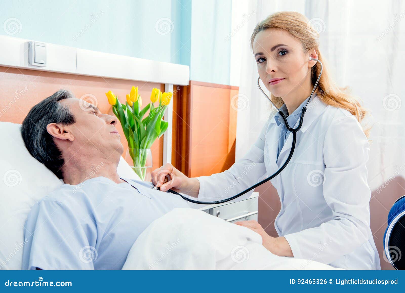 Врач к лежачему больному. Доктор и пациент на кушетке. Врач слушает пациента. Врач стетоскоп пациент. Врач и пациент фонендоскоп.